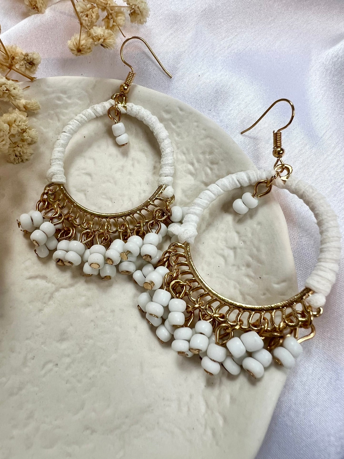 Golden hoop earrings with white beads E3049
