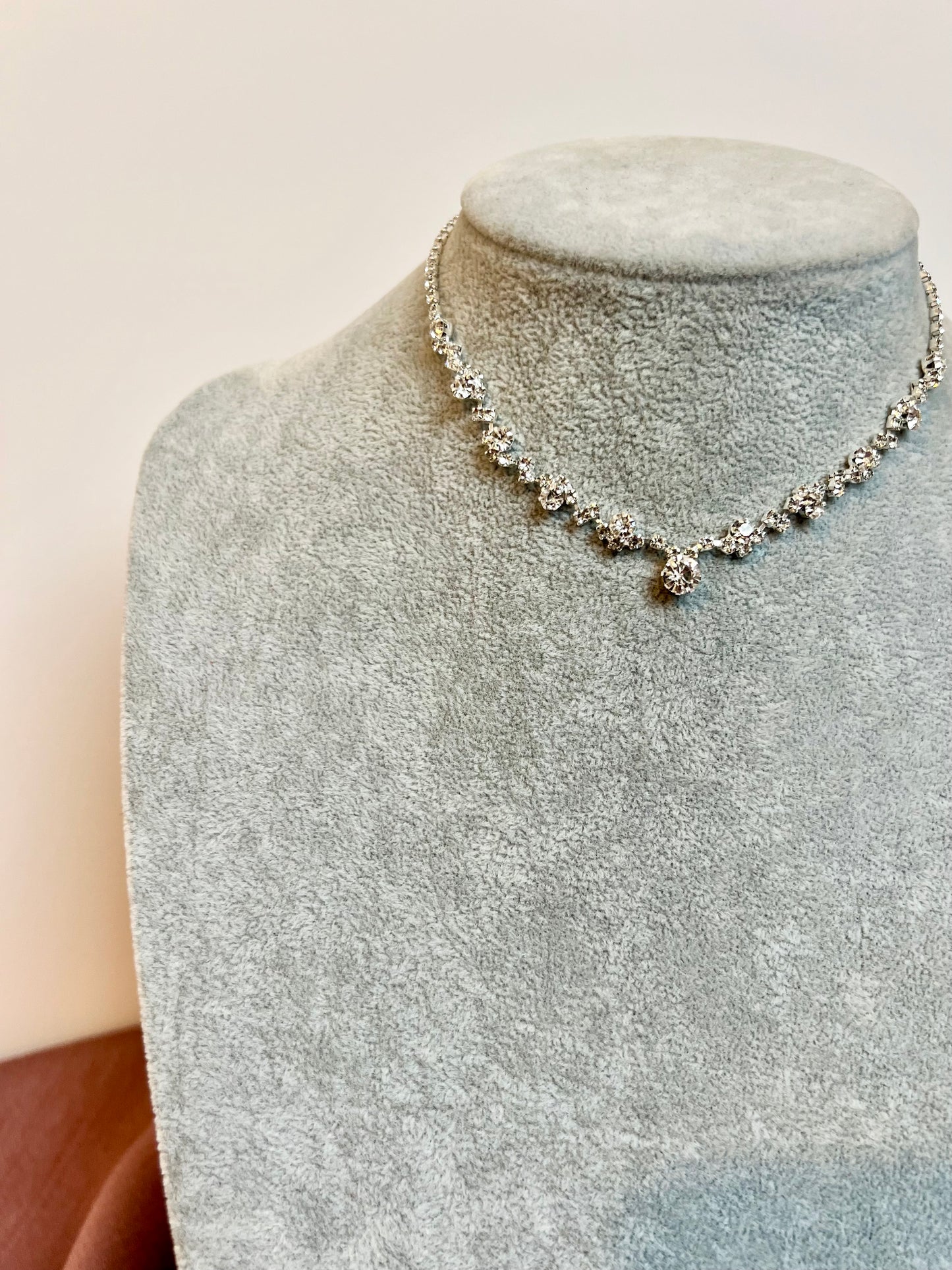 ANANYA - Simple short silver sparkly necklace N3227