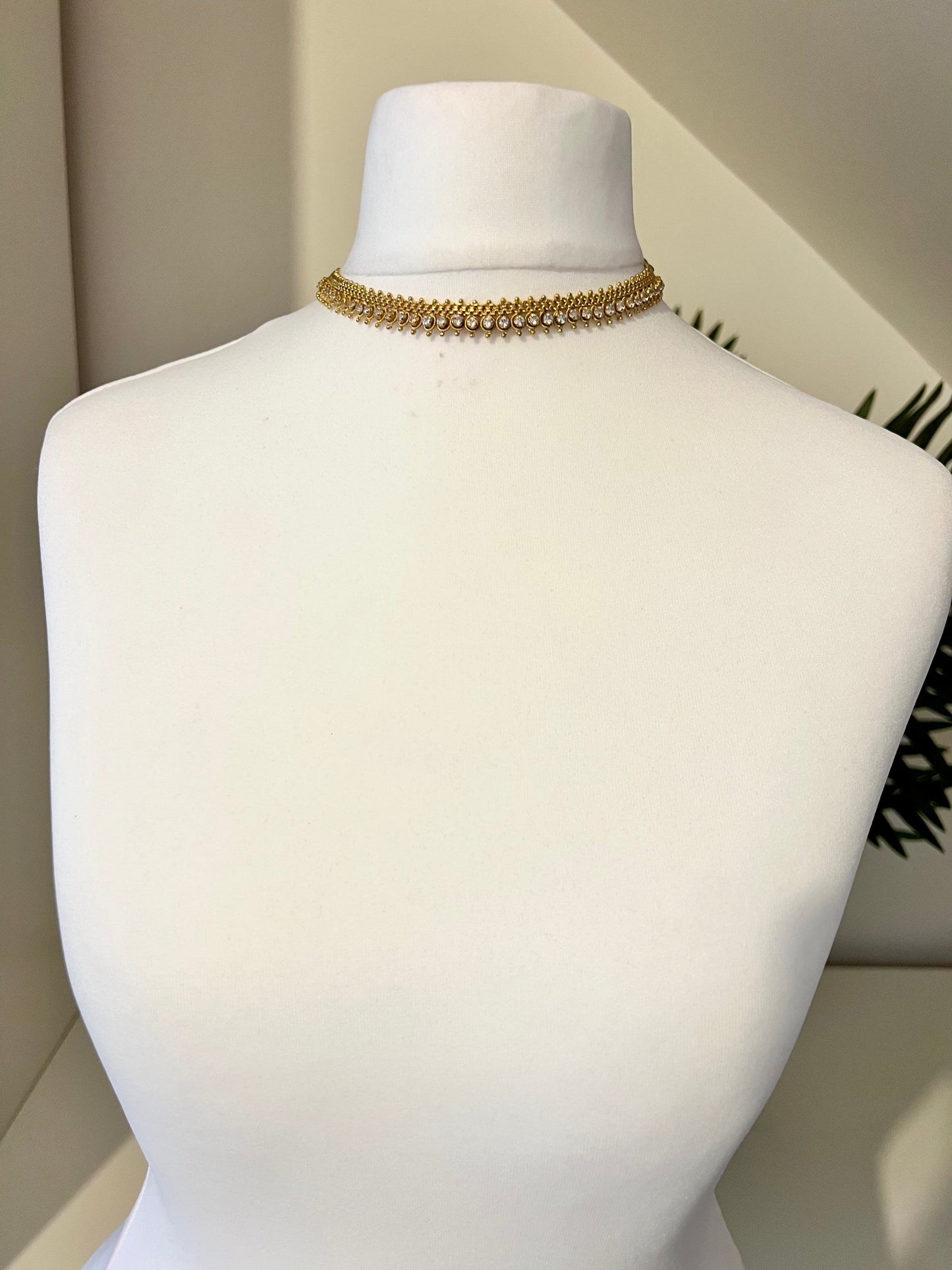 KAANTHI - Simple gold chain with stones and small stud earrings N3247