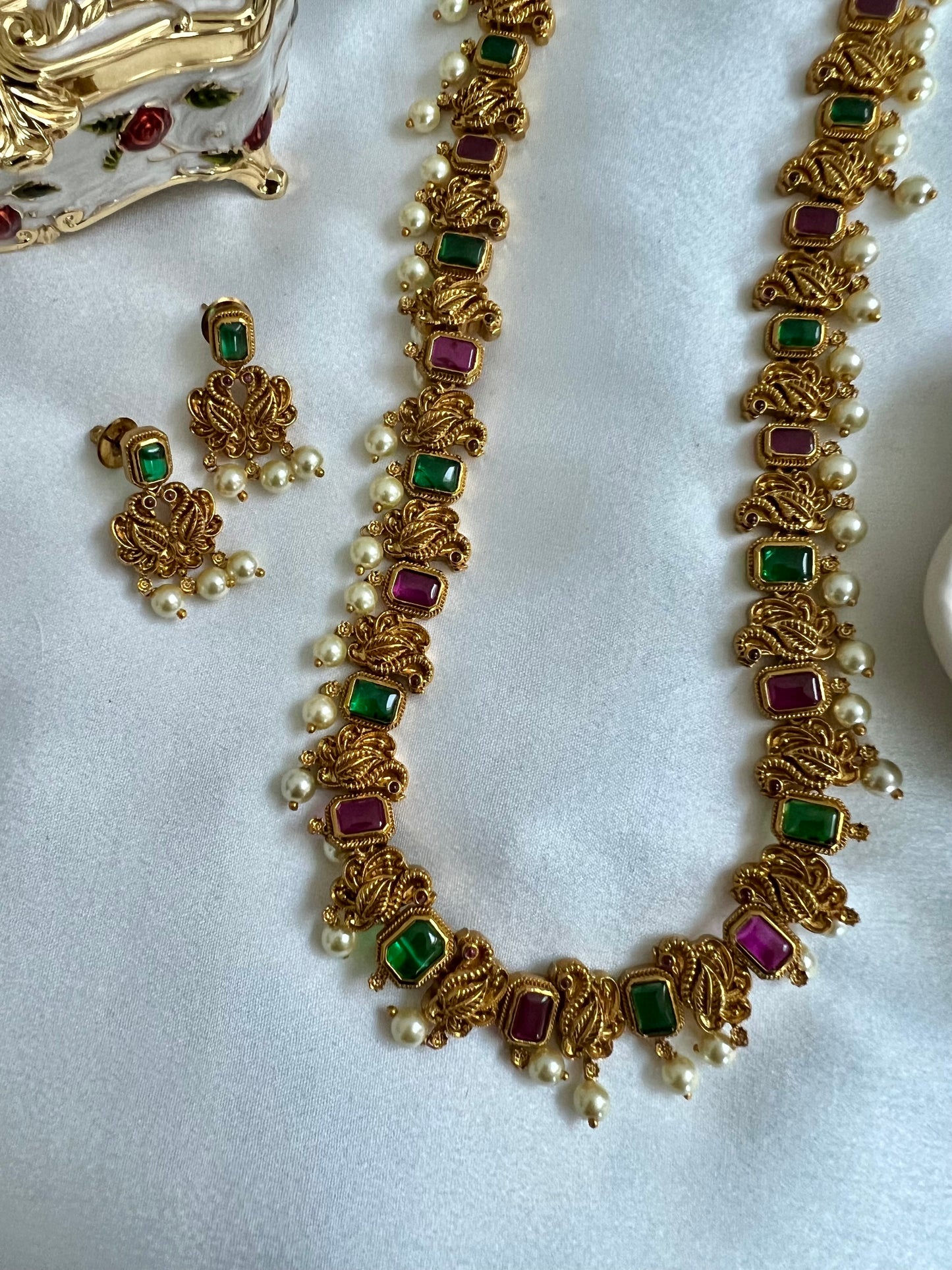 VANI - Antique long peacock necklace gold plated matte rubygreen with matching earrings N3024