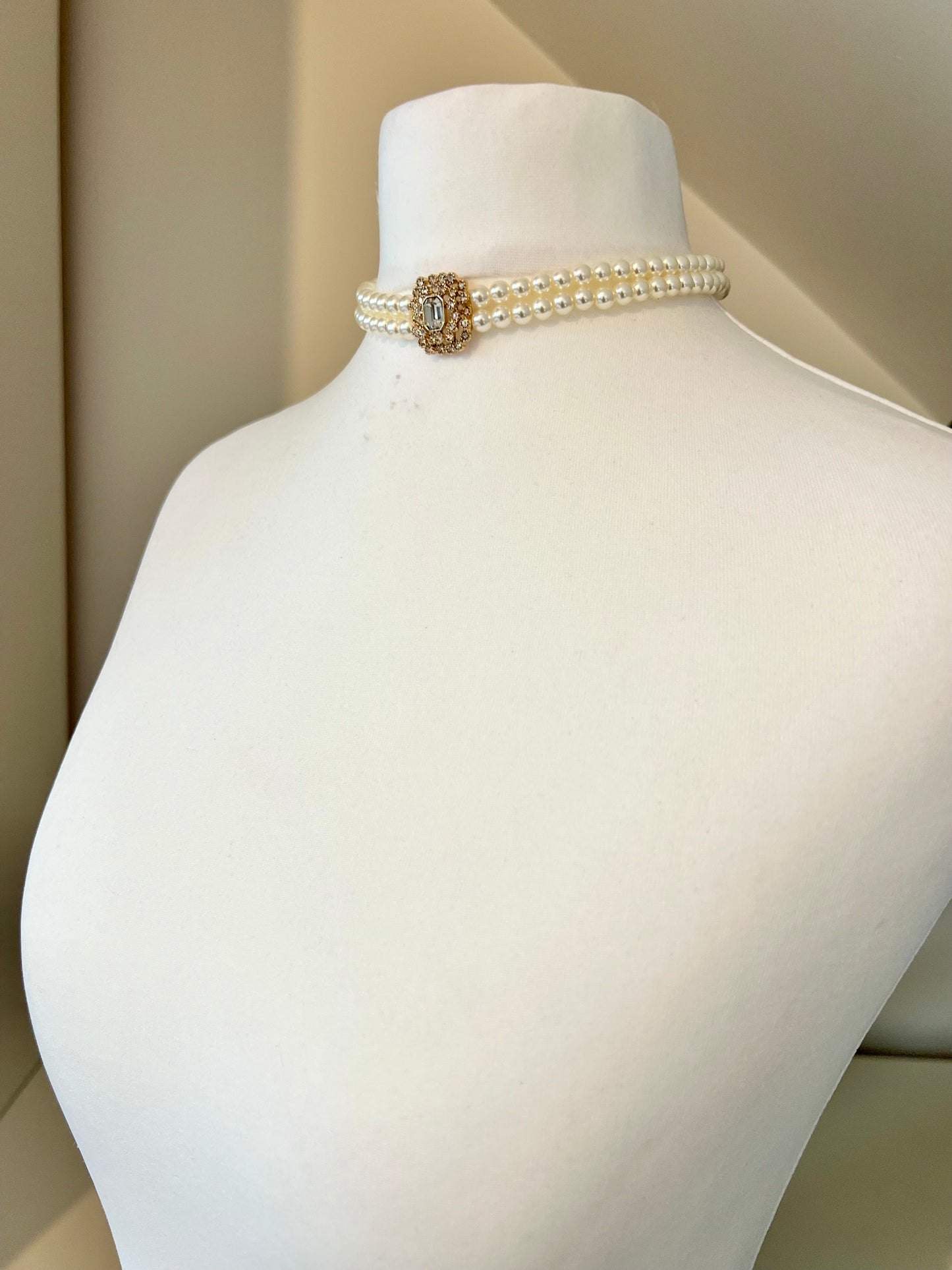 LALISA - short choker pearl necklace with white stones N3216