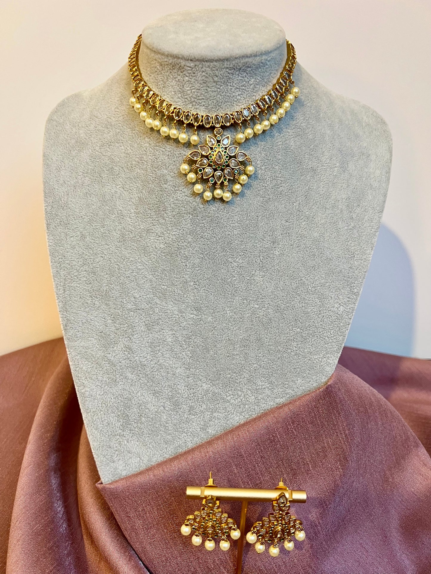 JASVIENNA - Short golden pearl necklace with clear and green stones and flat earrings N3245