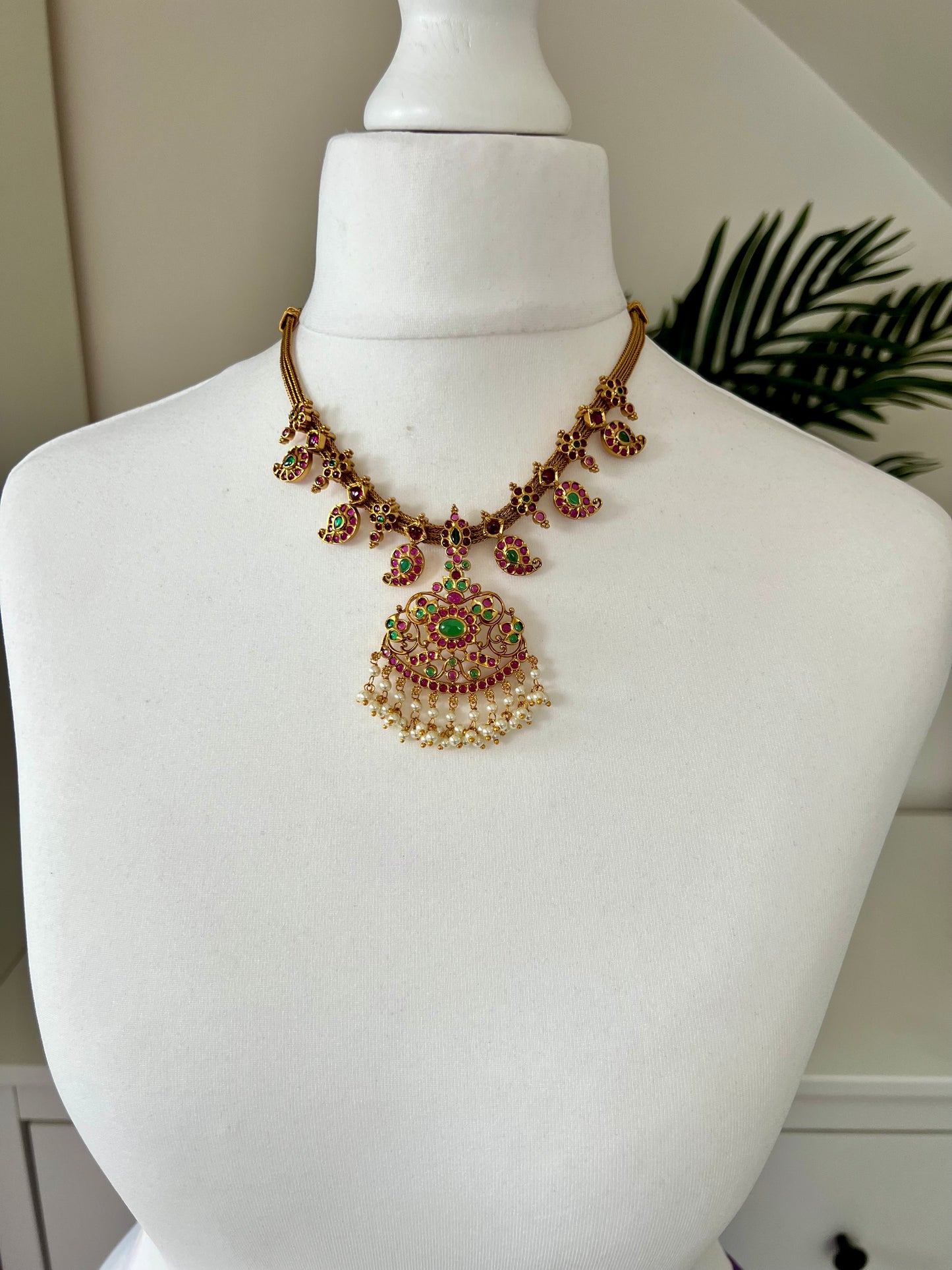 MAHA - Antique kemp stone style short necklace with mango motifs in rubygreen with matching earrings N3051
