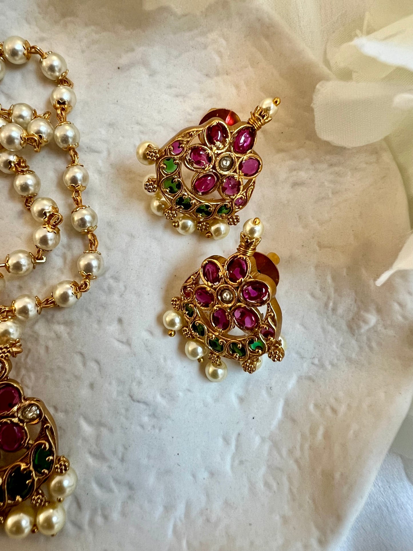 ALIYA - Simple short necklace set in rubygreen with matching earrings N3013