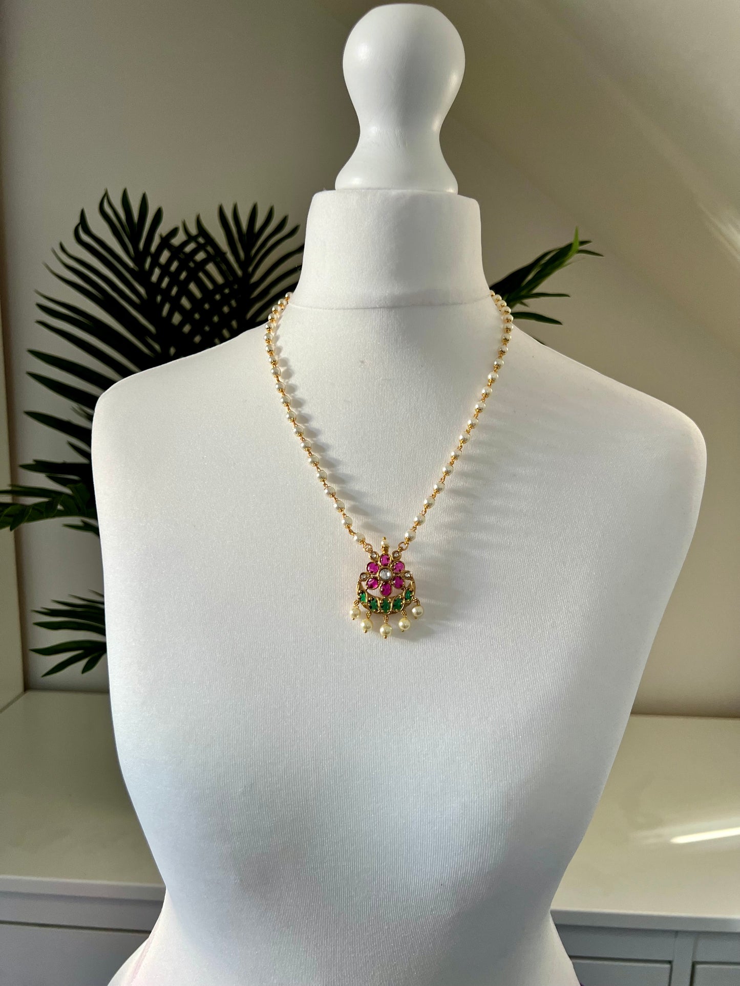 ALIYA - Simple short necklace set in rubygreen with matching earrings N3013