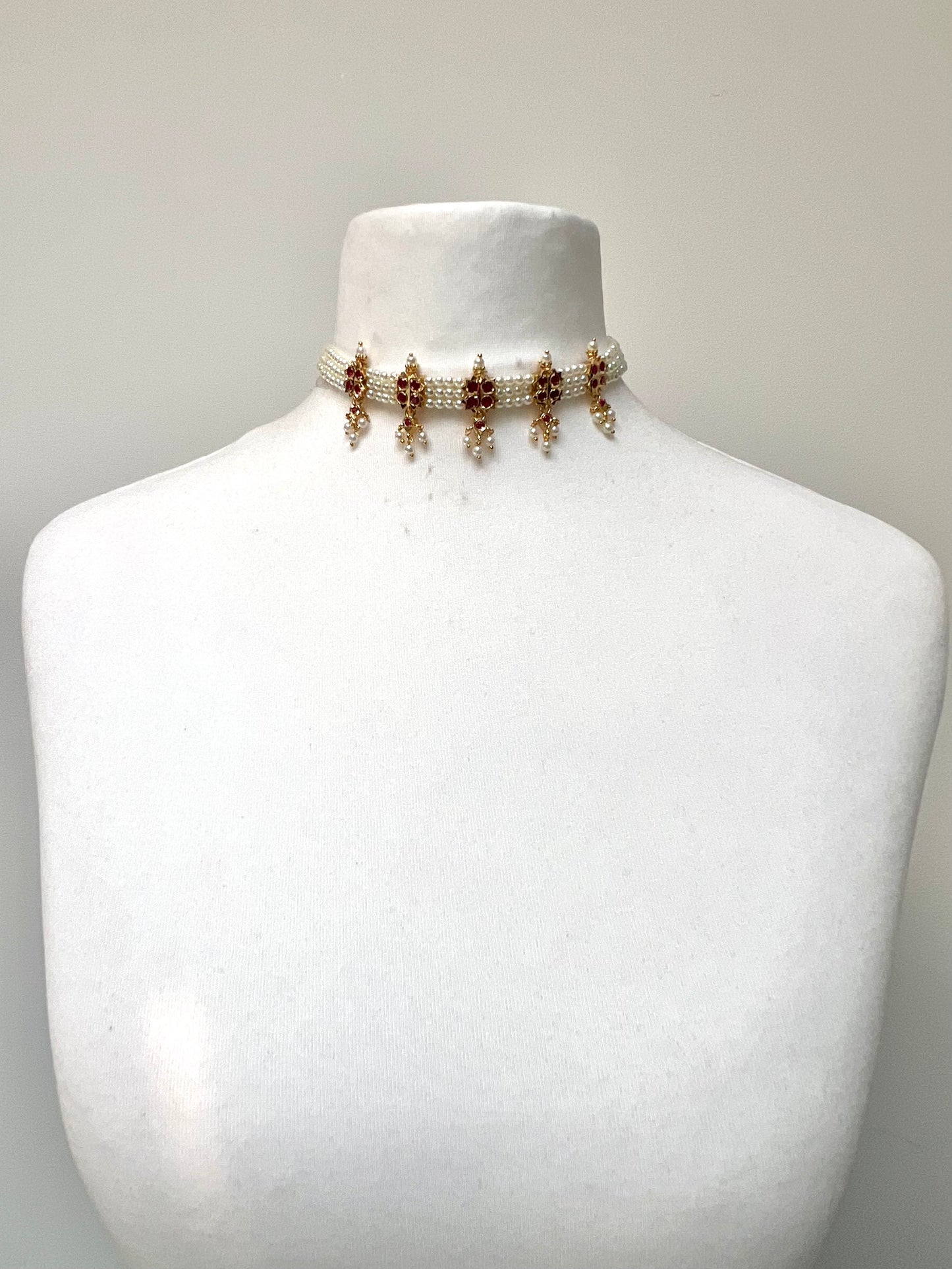 SUNDARI - Impon pearl choker in ruby and white with matching earrings N3303