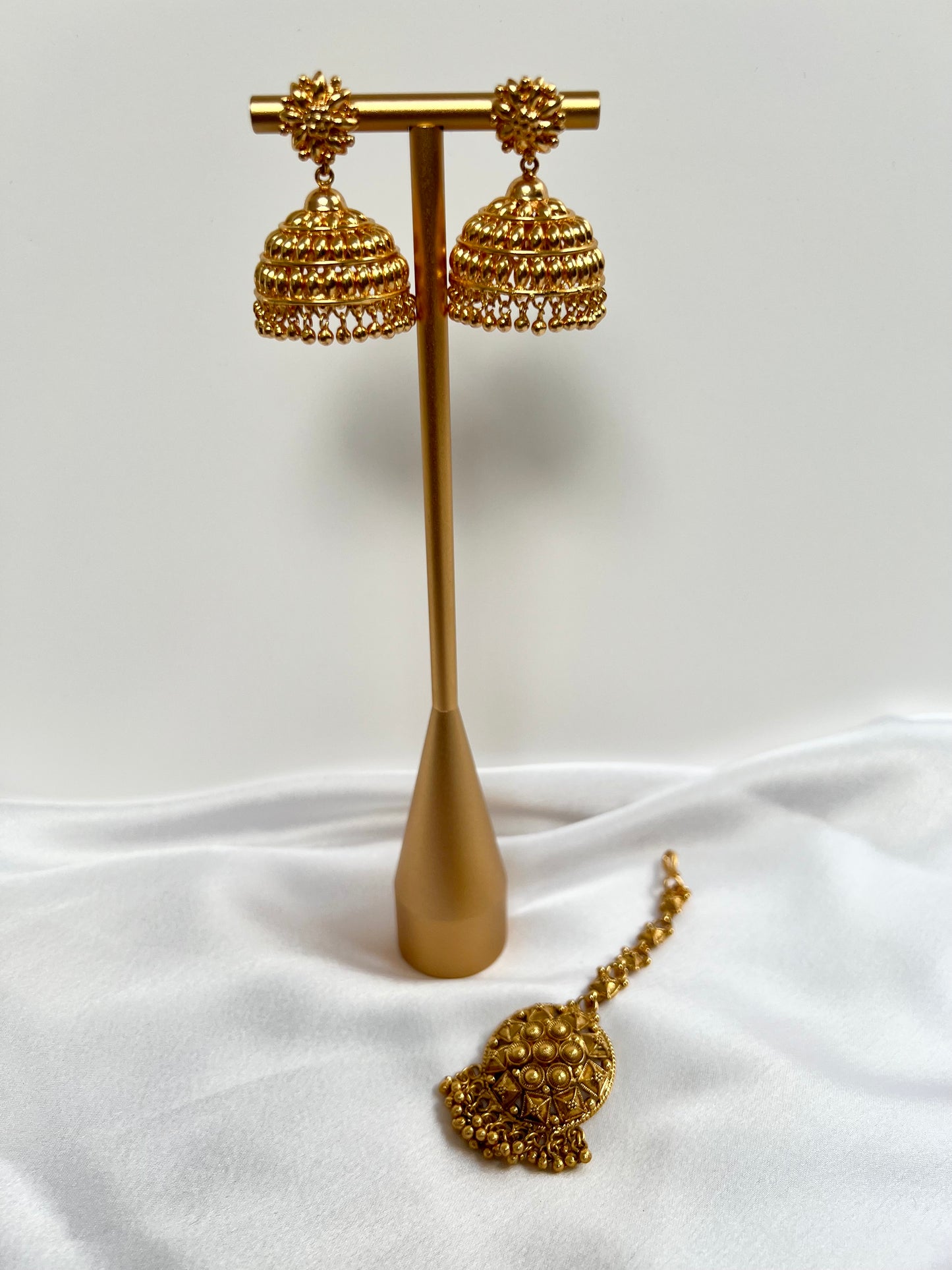 Traditional simple gold earrings with tikka set ET3009