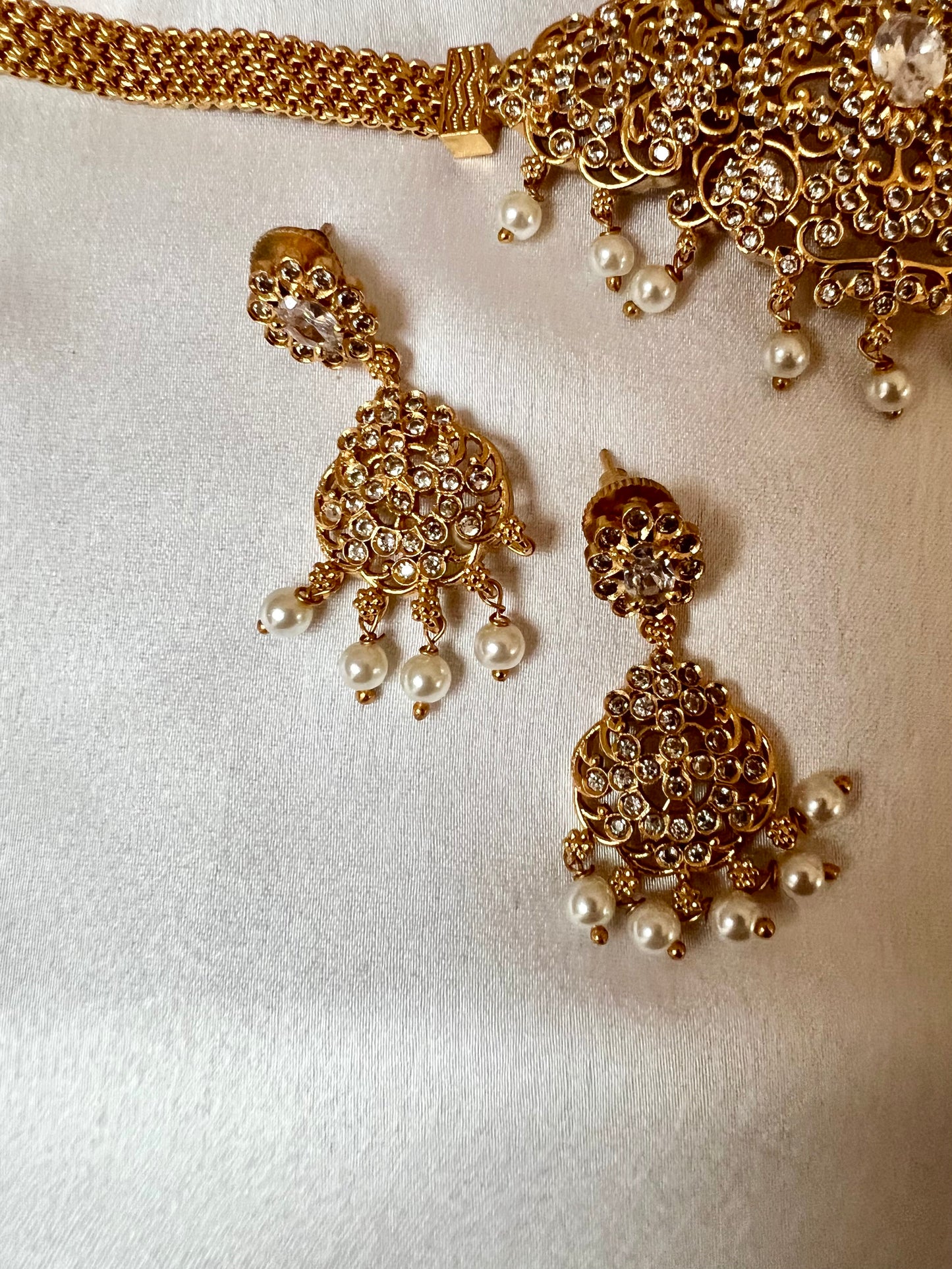 BANUVI - White stoned golden choker with flat earrings N3182