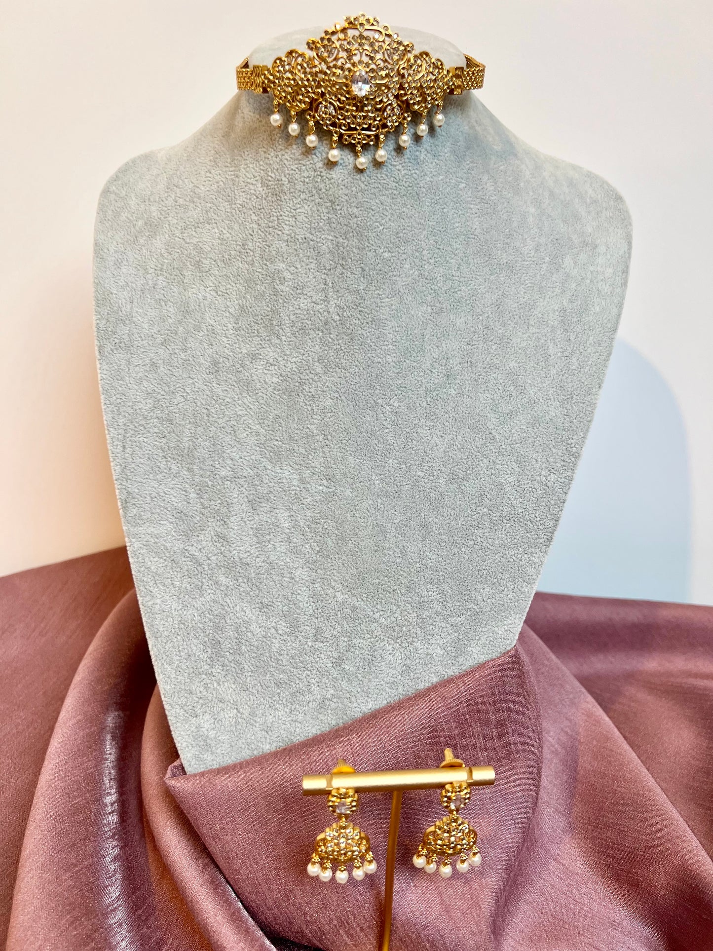 BANUVI - White stoned golden choker with flat earrings N3182