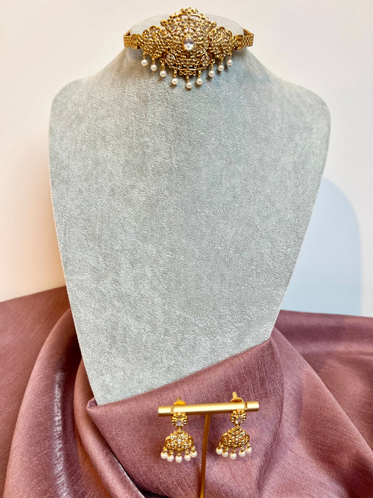 BANUVI - White stoned golden choker with flat earrings N3182