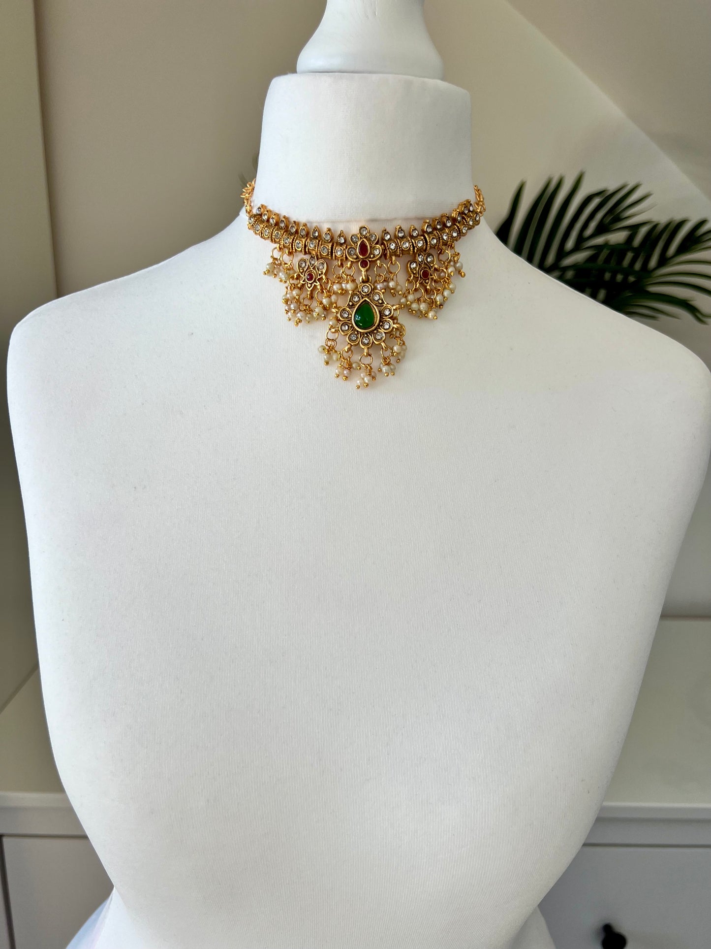 ARUVI - Guttapusalu small choker necklace in rubygreen stones with matching earrings N3081