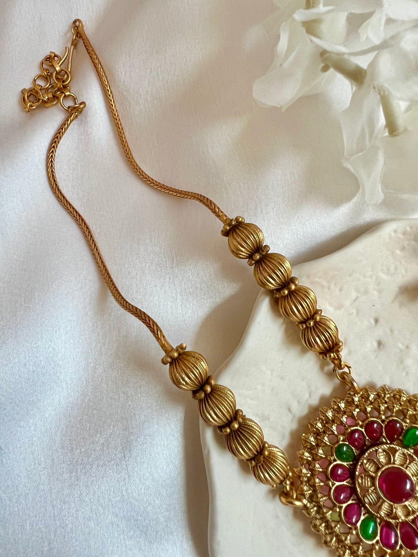 KABI - Short golden rubygreen round pendant necklace set with matching earrings N3005