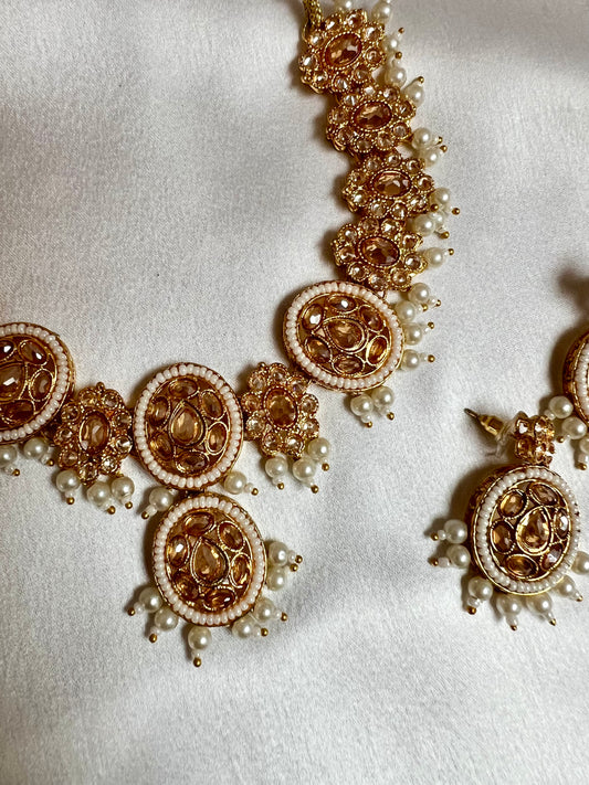 KISHENTHI - Short golden pearl necklace with matching earrings N3204