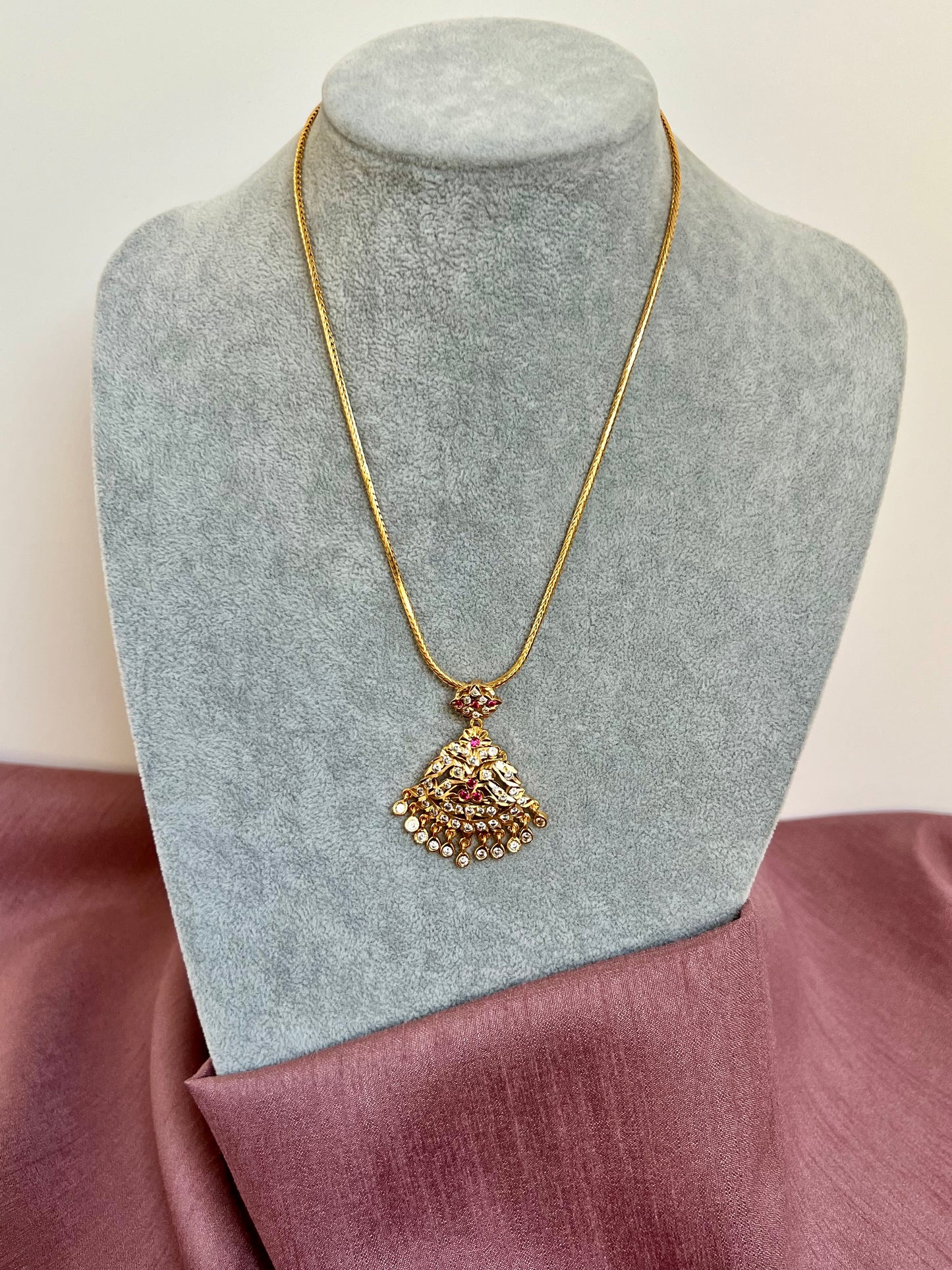 SHARMI -Short kodi impon necklace with ruby and white stones N3156