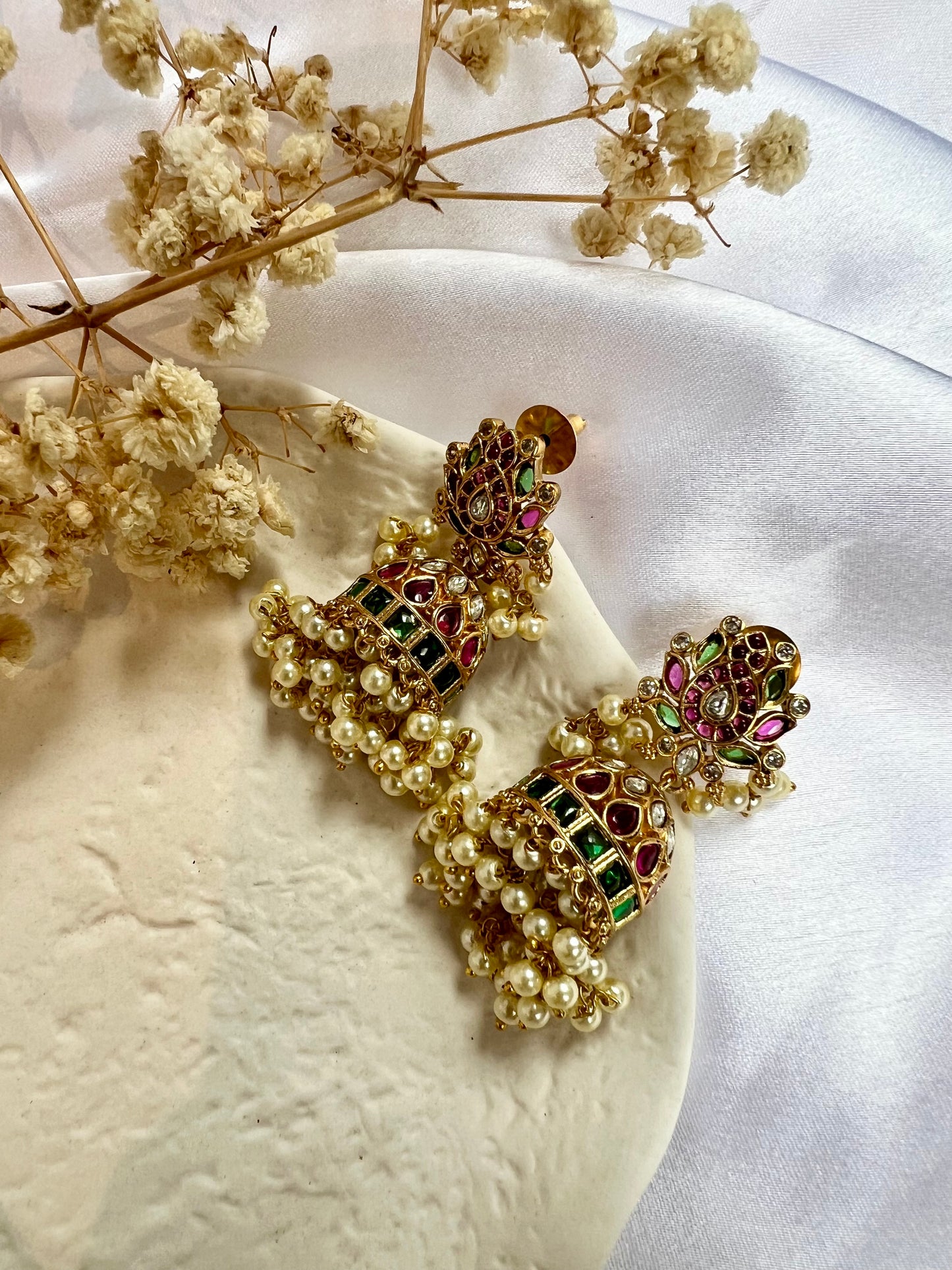 Golden lotus earrings in rubygreen with pearls E3039