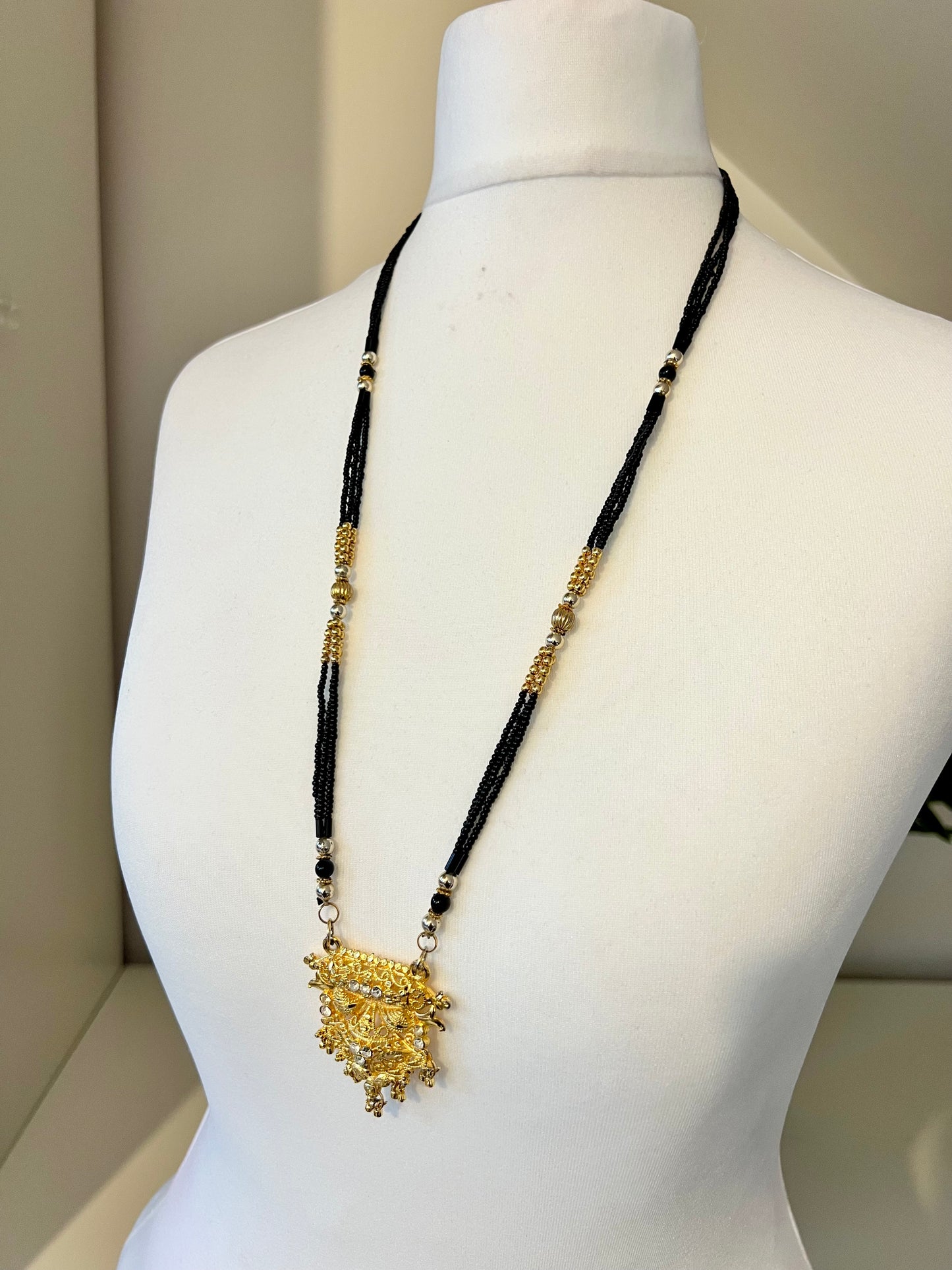 AMBIGA - Long black beaded chain with a golden pendant N3239