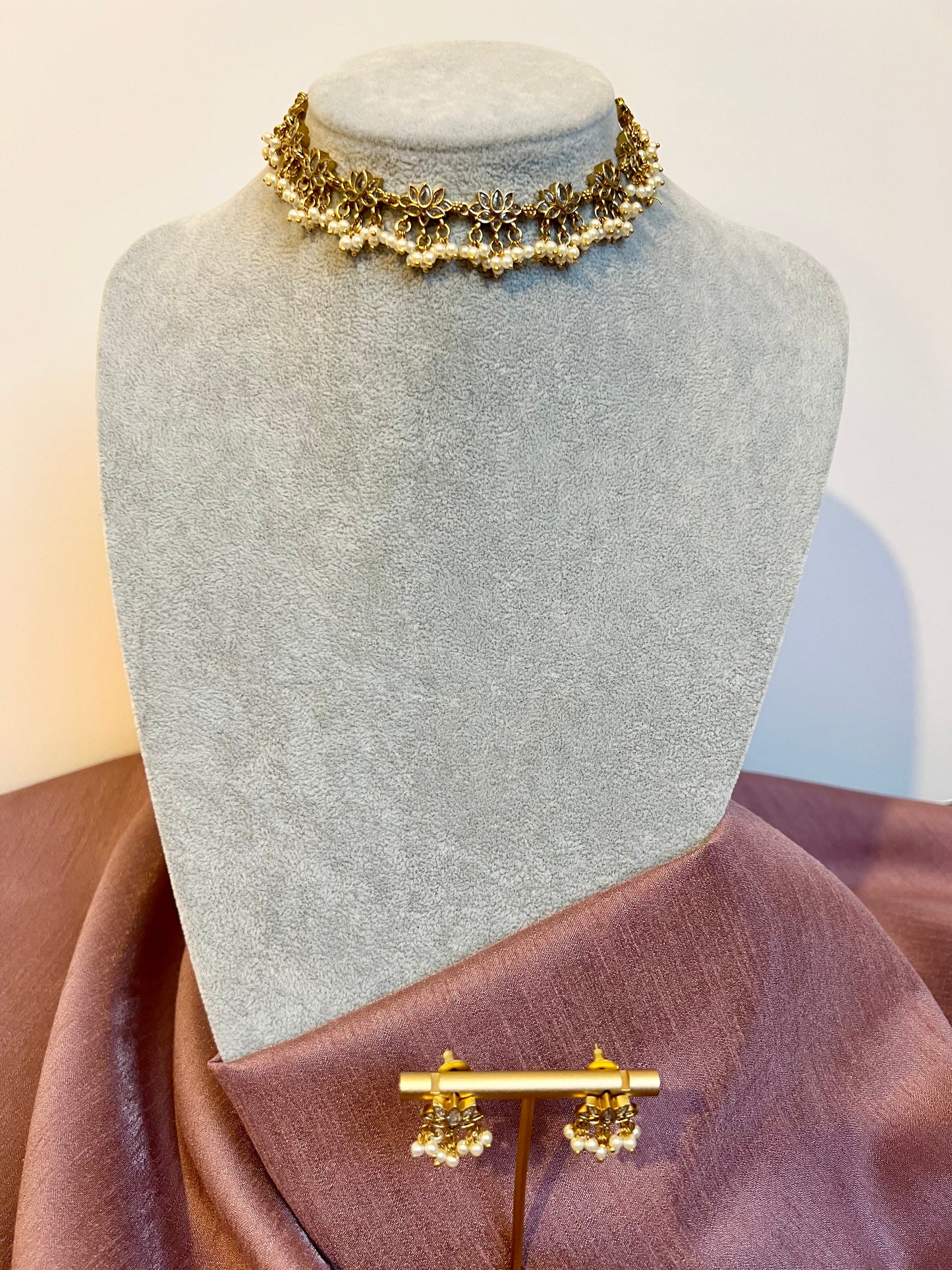AYEESHA - Short  golden chain lotus flower necklace with clear stones, pearls and earrings N3244