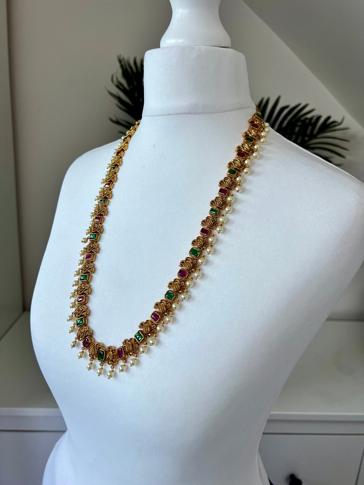 VANI - Antique long peacock necklace gold plated matte rubygreen with matching earrings N3024