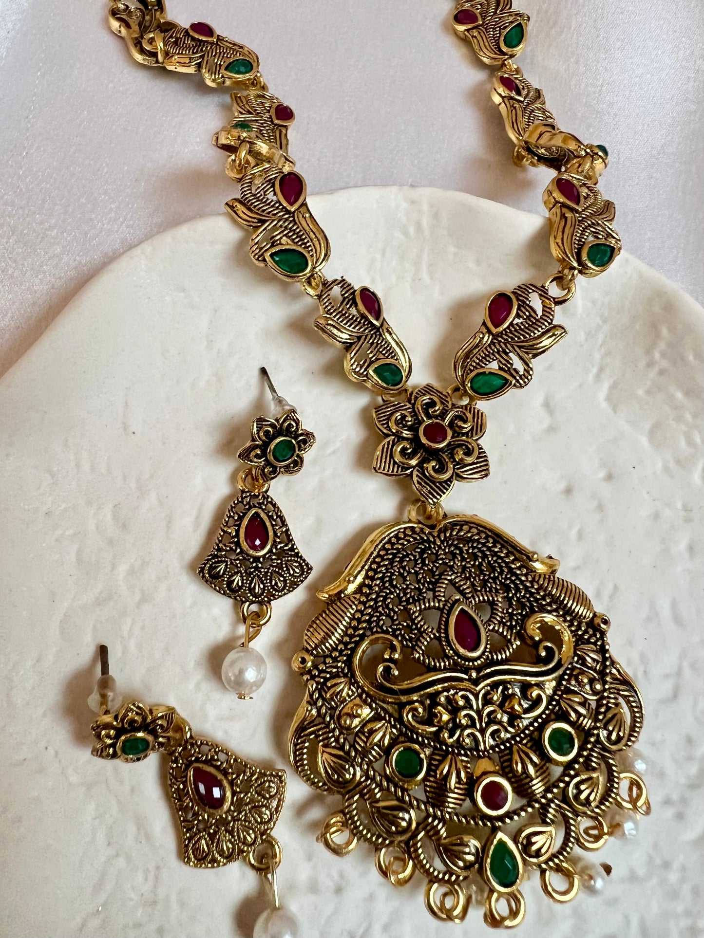 SUSHMITHA - Simple antique gold ruby green stones necklace with pearls N3234