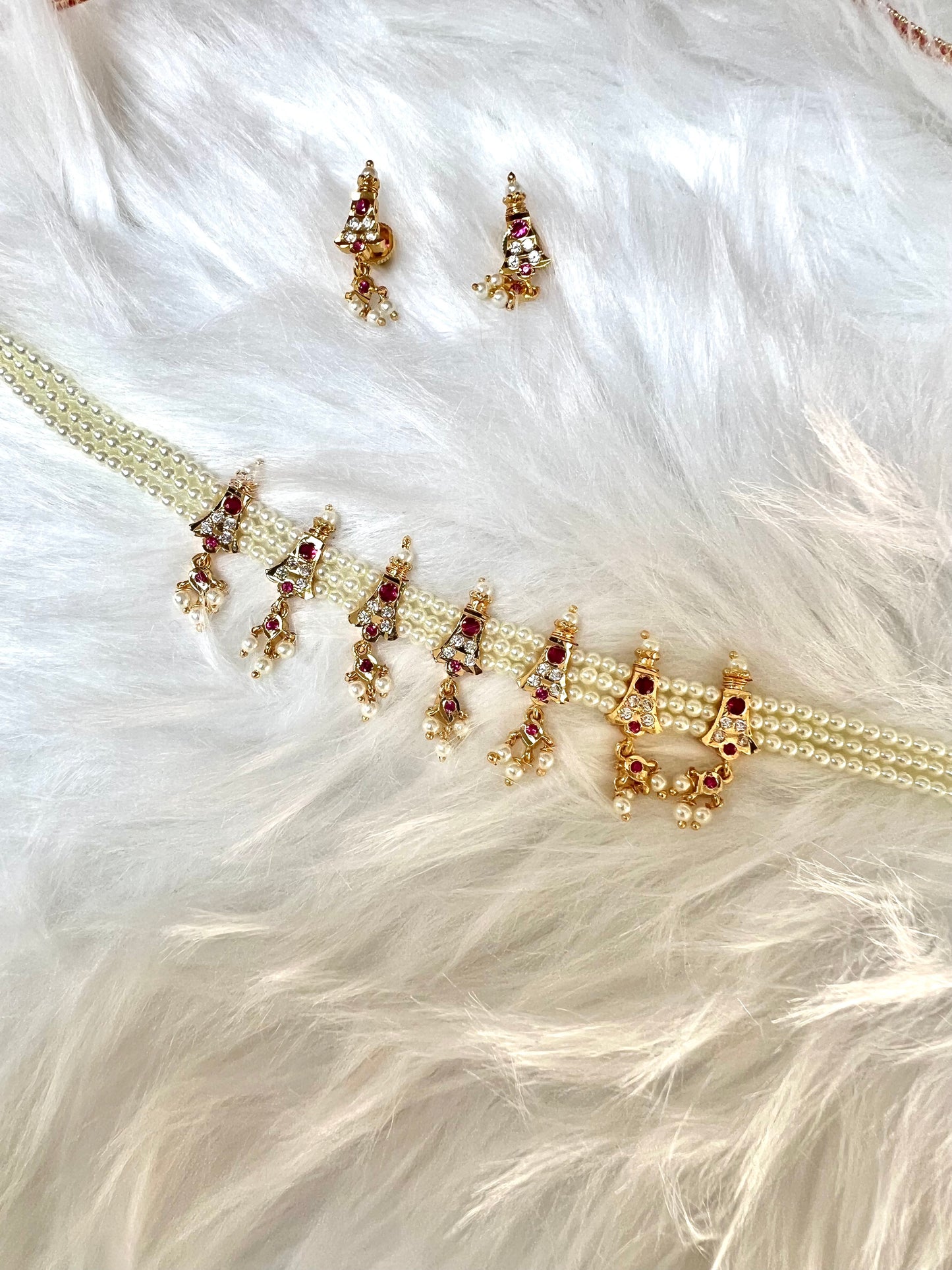 ARASI - Impon pearl choker in ruby and white with matching flat earrings N3304