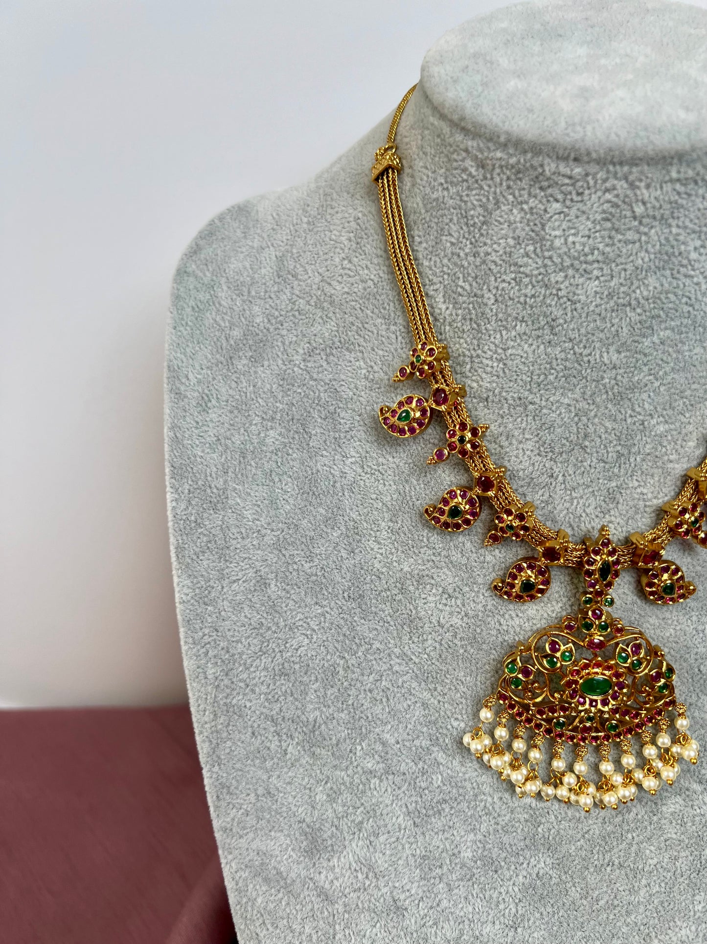 MAHA - Antique kemp stone style short necklace with mango motifs in rubygreen with matching earrings N3051