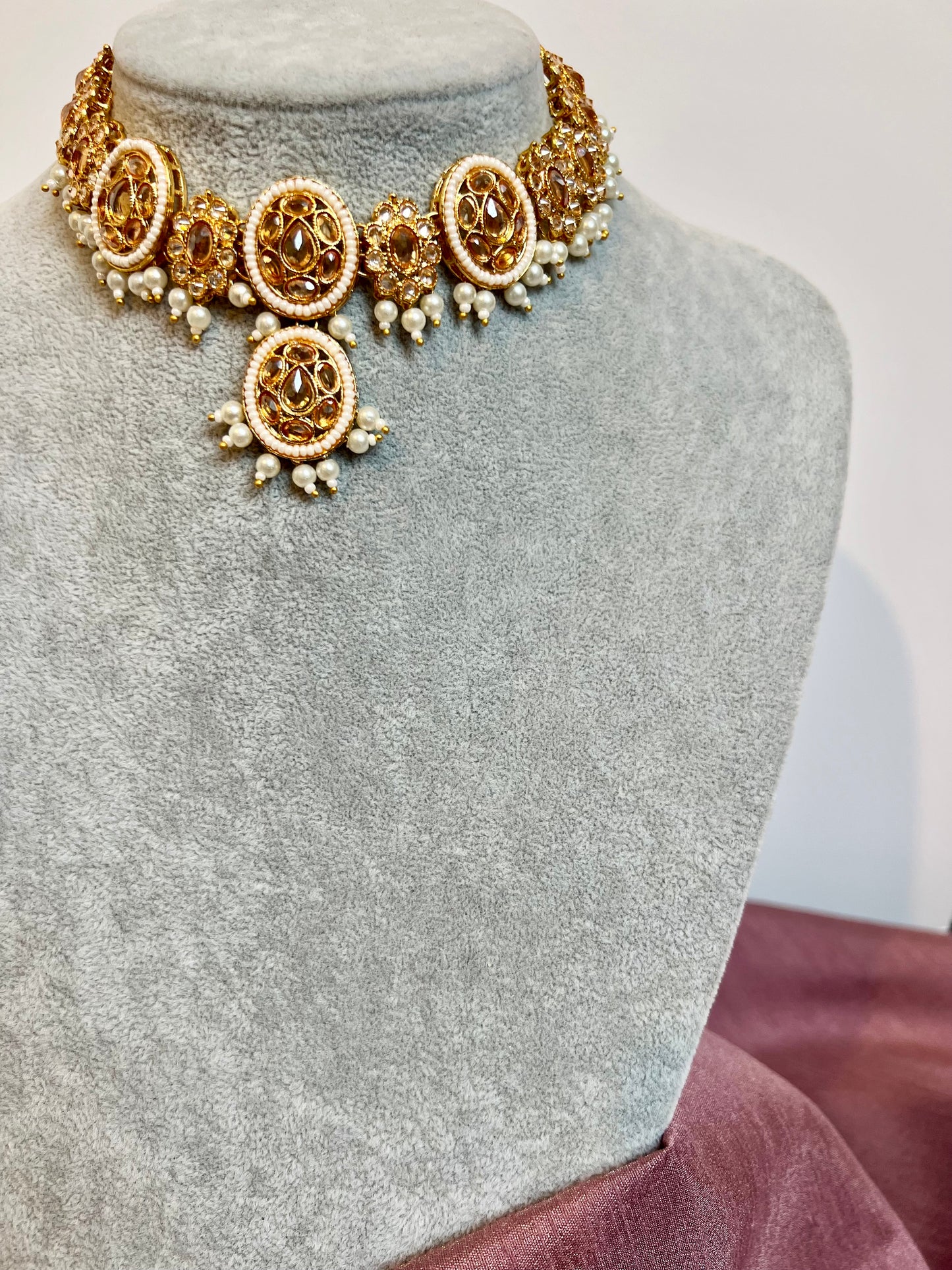 KISHENTHI - Short golden pearl necklace with matching earrings N3204