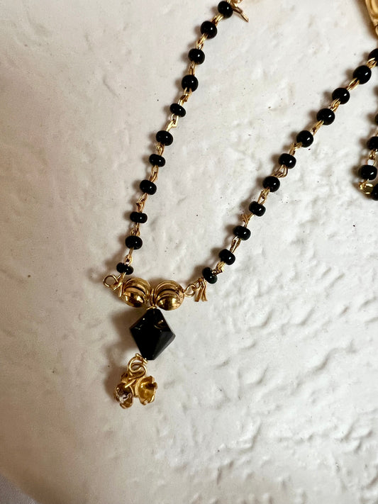 DHARA - Simple black beads and golden ball short chain N3223