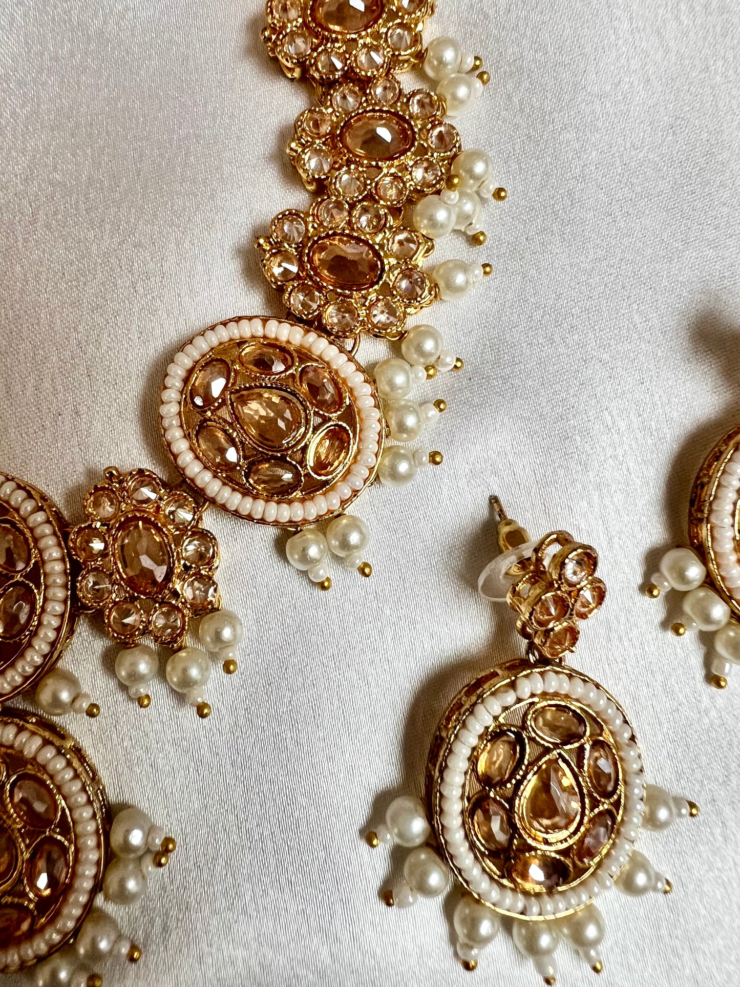 KISHENTHI - Short golden pearl necklace with matching earrings N3204