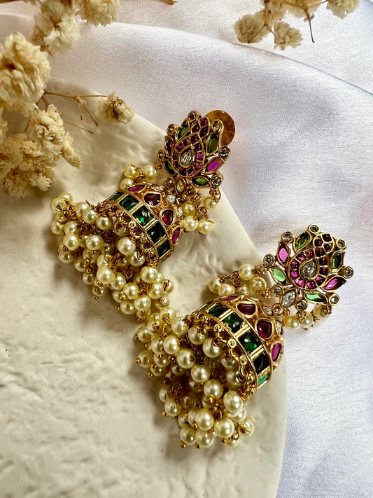 Golden lotus earrings in rubygreen with pearls E3039