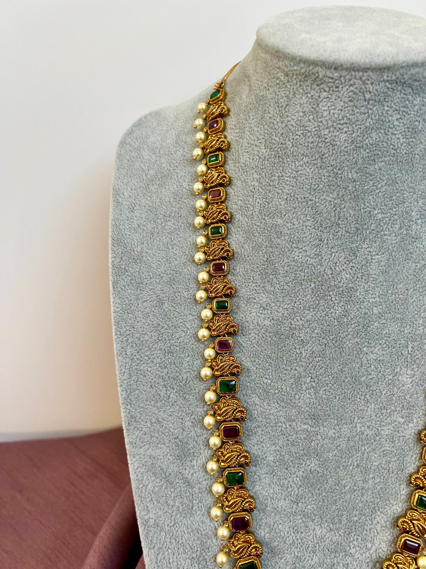 VANI - Antique long peacock necklace gold plated matte rubygreen with matching earrings N3024