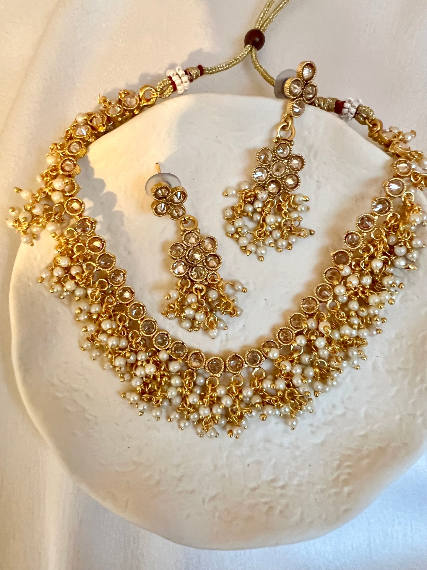 JANSIKA - Simple gold chain necklace with kundan stones and dangling pearls, with earrings N3249