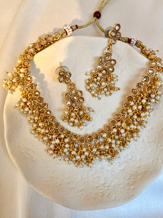 JANSIKA - Simple gold chain necklace with kundan stones and dangling pearls, with earrings N3249