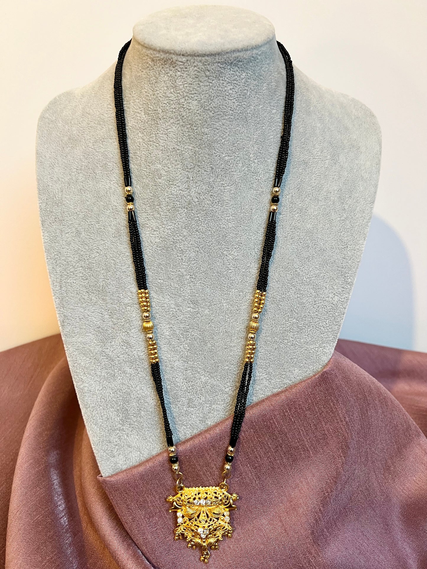 AMBIGA - Long black beaded chain with a golden pendant N3239