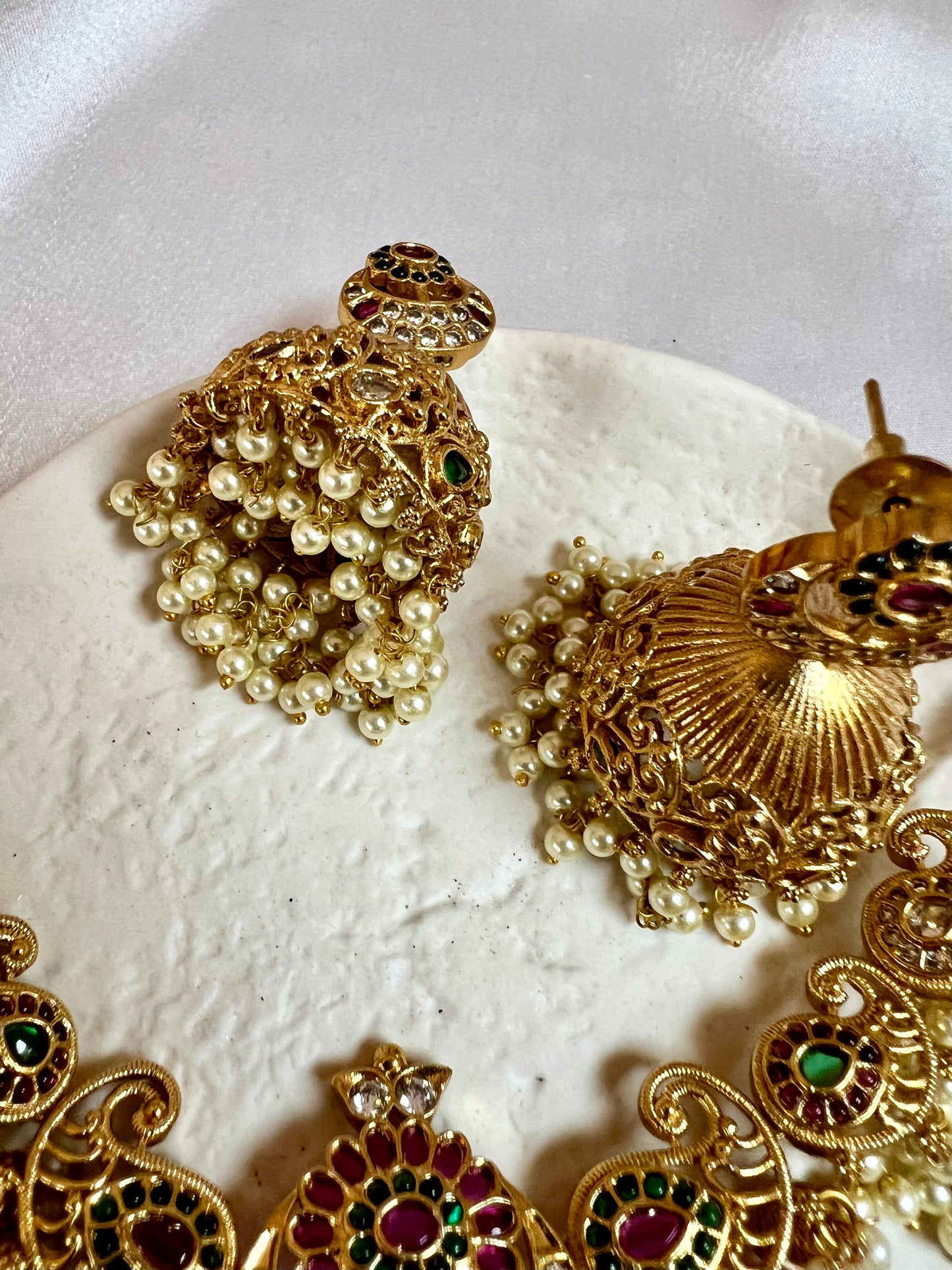 SANGEETHA - Short necklace in ruby and green stones and white pearls, jhumkas included N3184