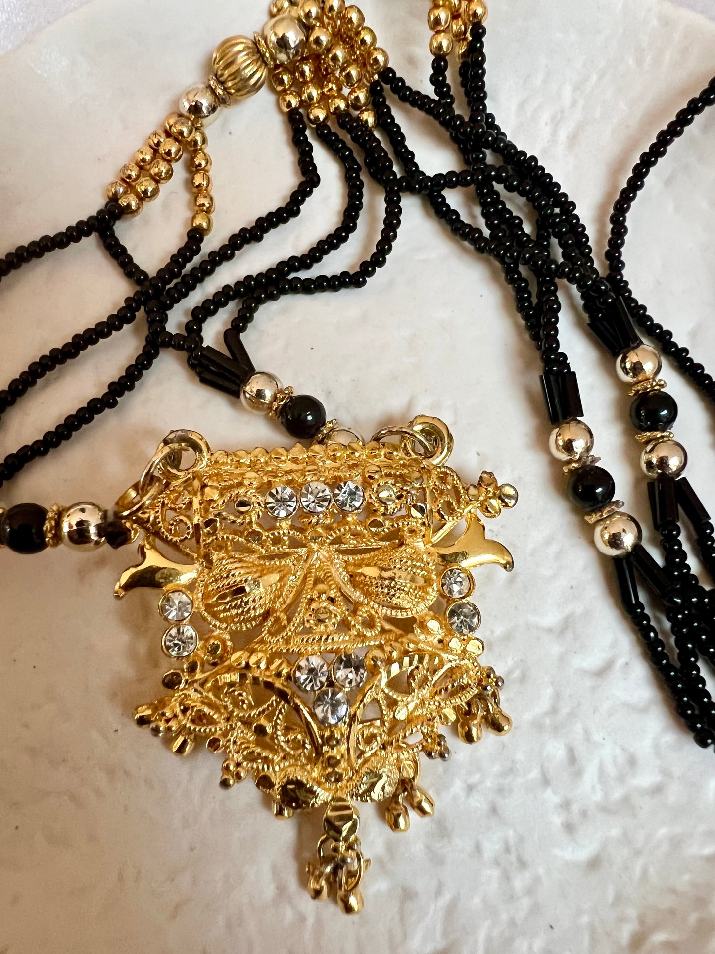 AMBIGA - Long black beaded chain with a golden pendant N3239