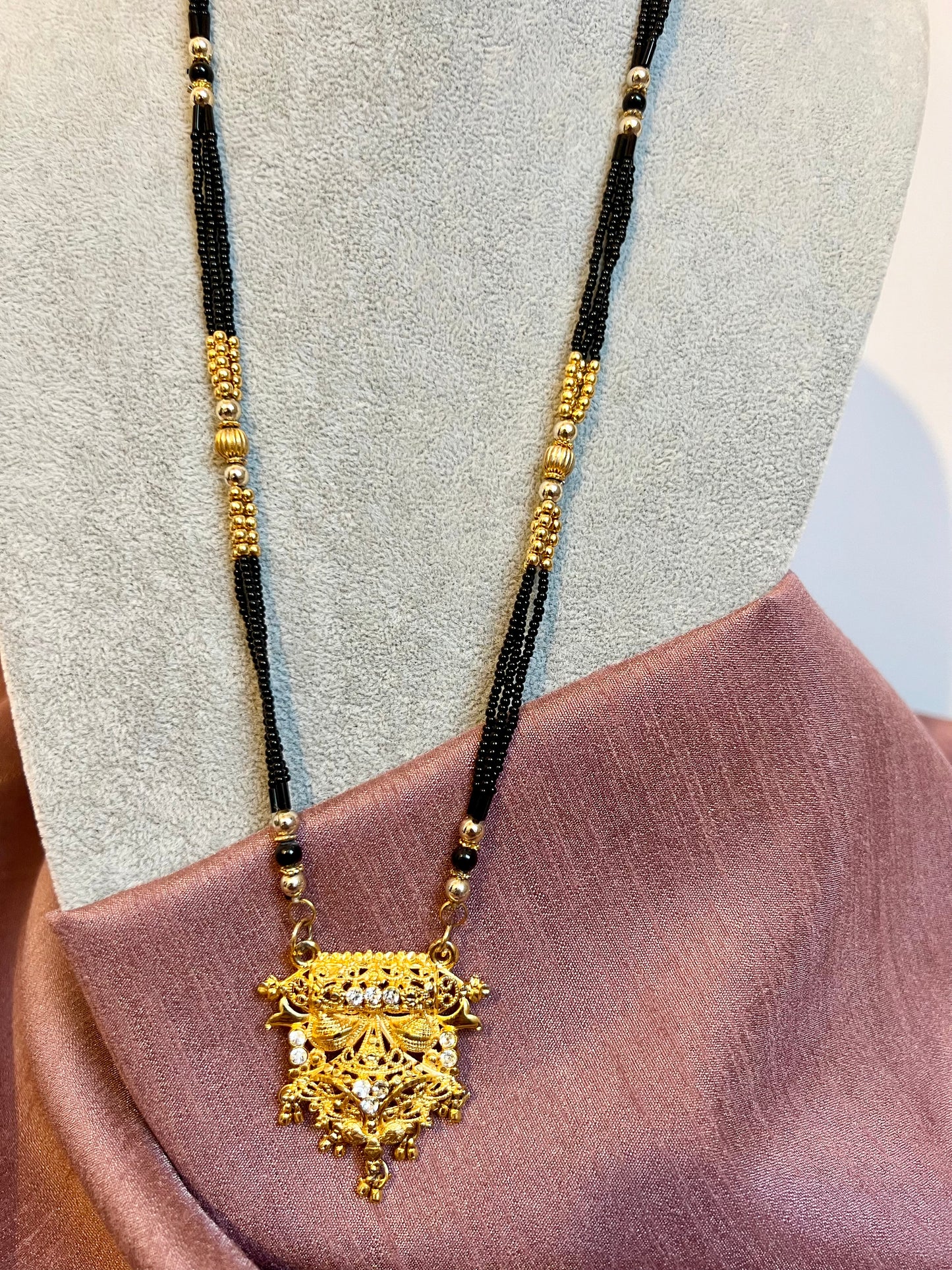 AMBIGA - Long black beaded chain with a golden pendant N3239