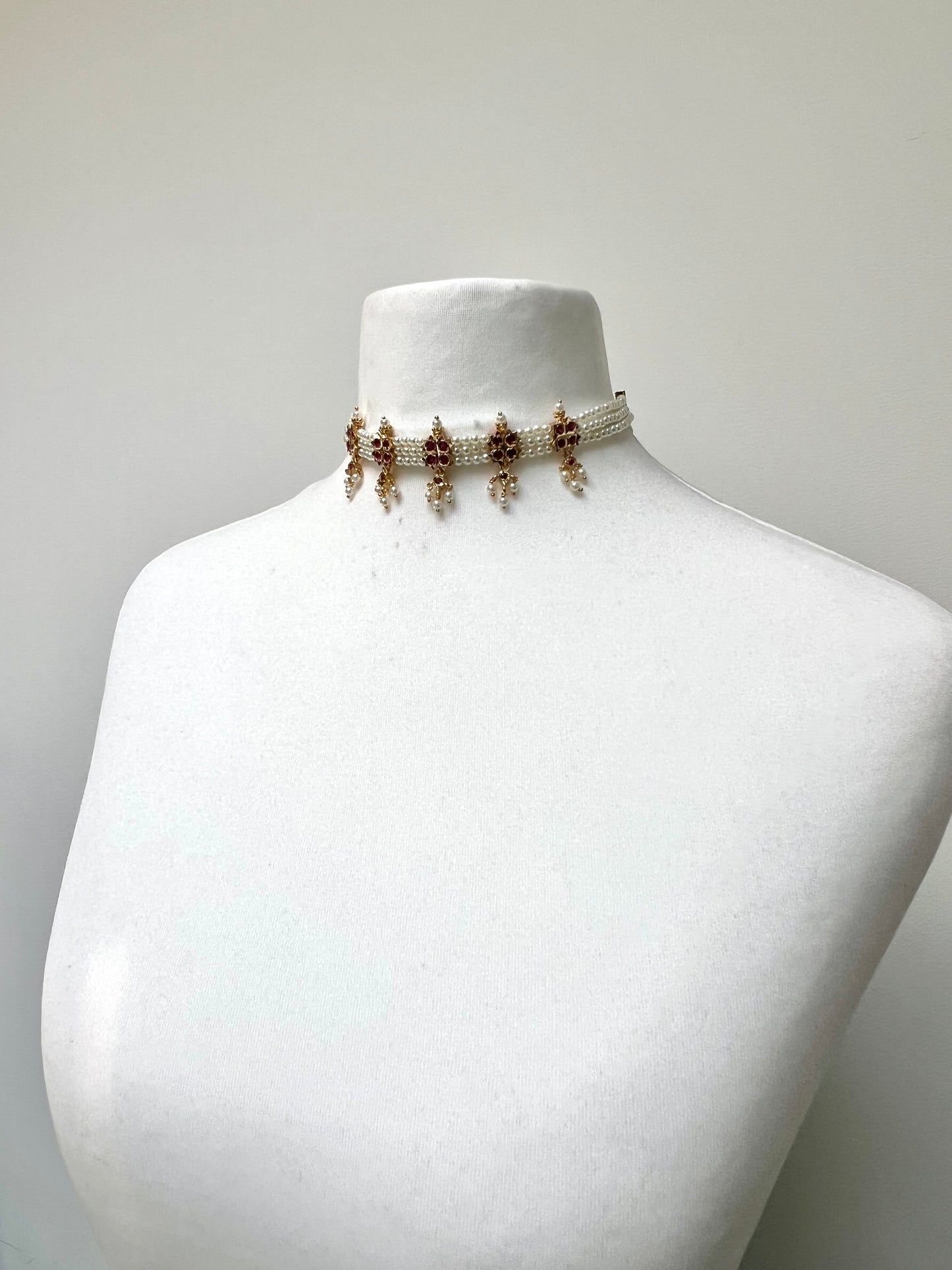 SUNDARI - Impon pearl choker in ruby and white with matching earrings N3303