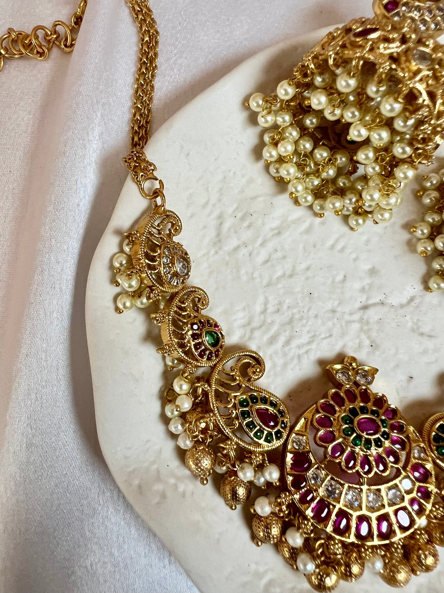 SANGEETHA - Short necklace in ruby and green stones and white pearls, jhumkas included N3184