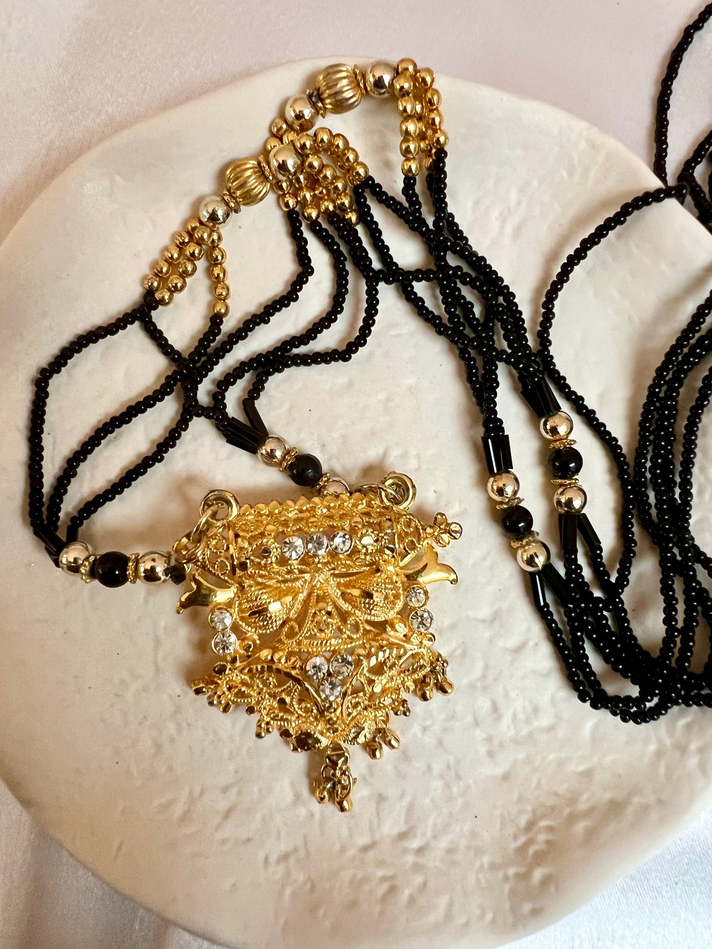 AMBIGA - Long black beaded chain with a golden pendant N3239