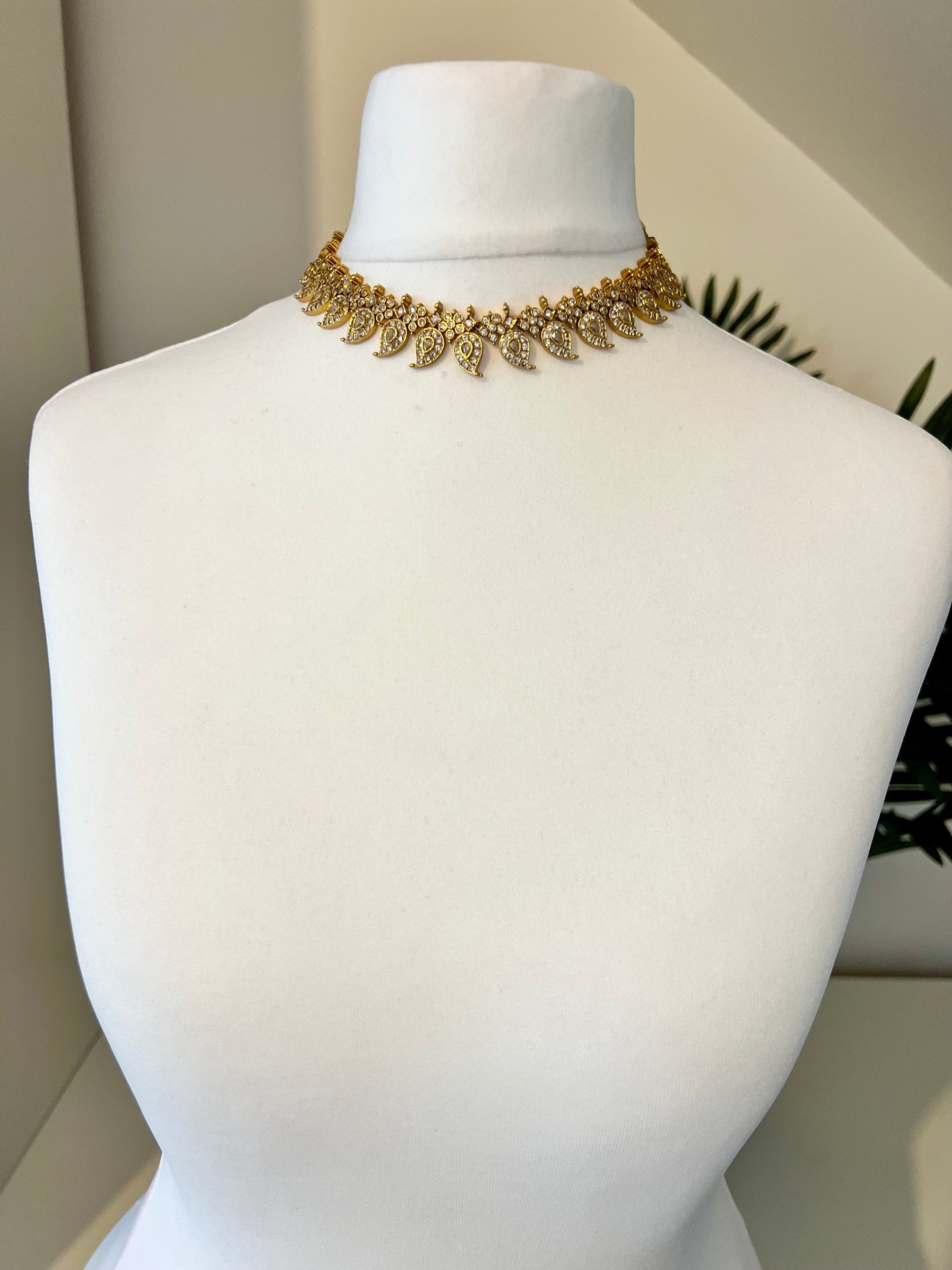 JOVINA - Short mango shaped golden necklace with matching earrings N3174