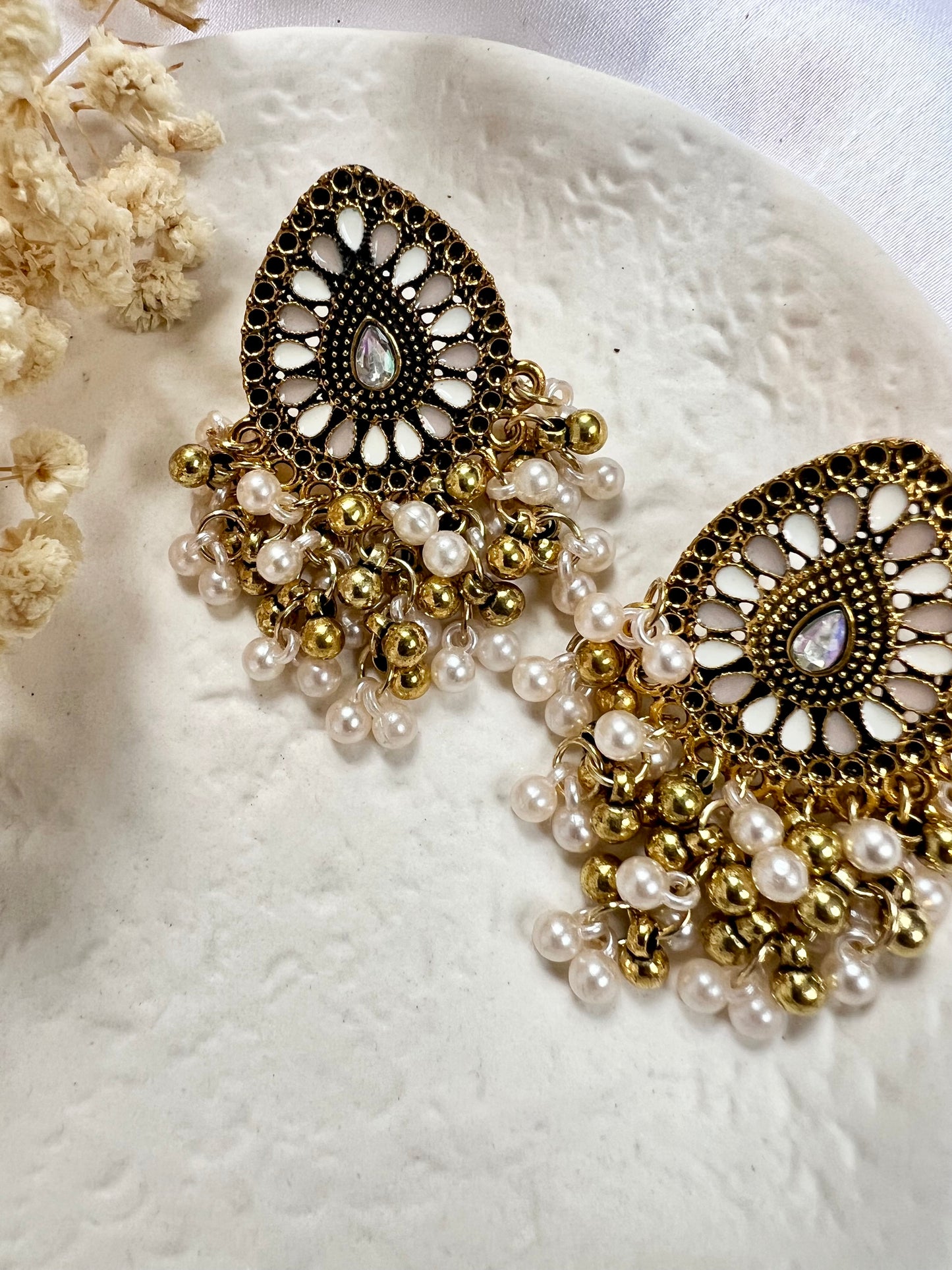 Golden flat painted earrings in white with pearls E3045