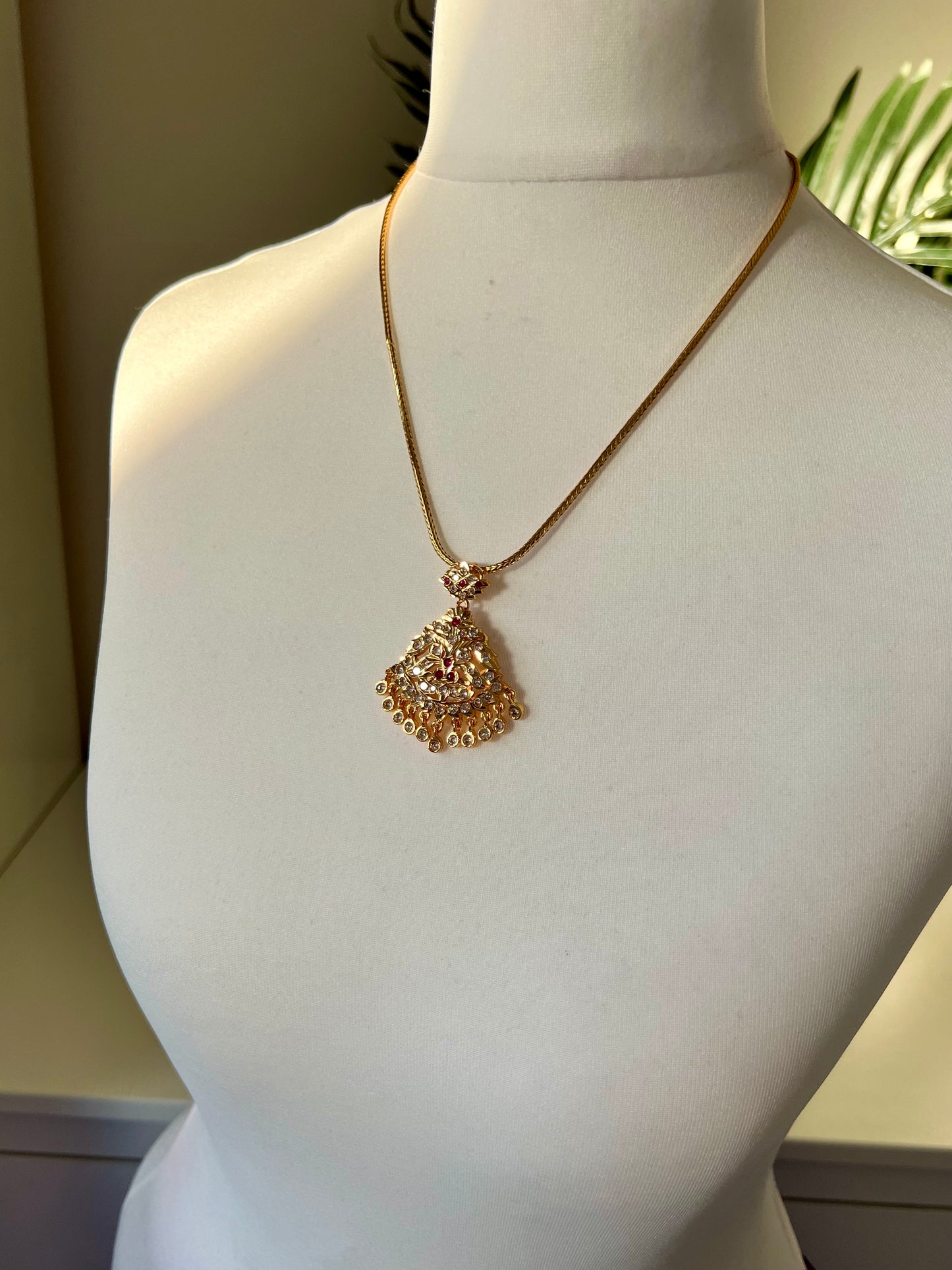 SHARMI -Short kodi impon necklace with ruby and white stones N3156