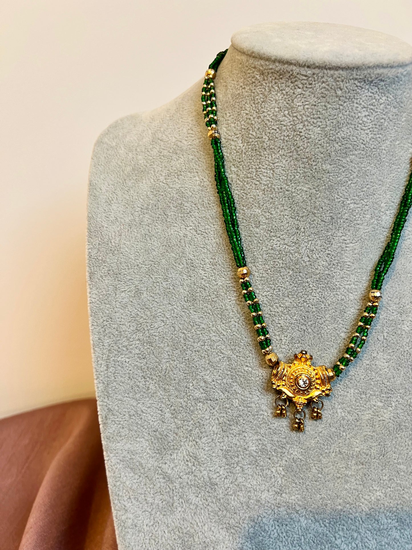 GABISA - Short chain green necklace with a golden pendant N3241