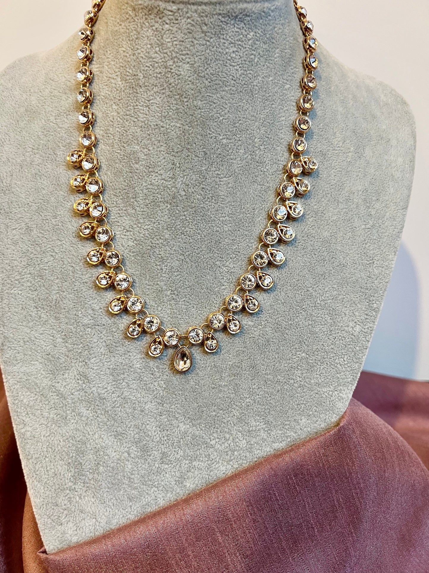 HASILI - Simple lightweight golden large white stoned necklace N3243