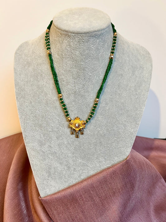GABISA - Short chain green necklace with a golden pendant N3241