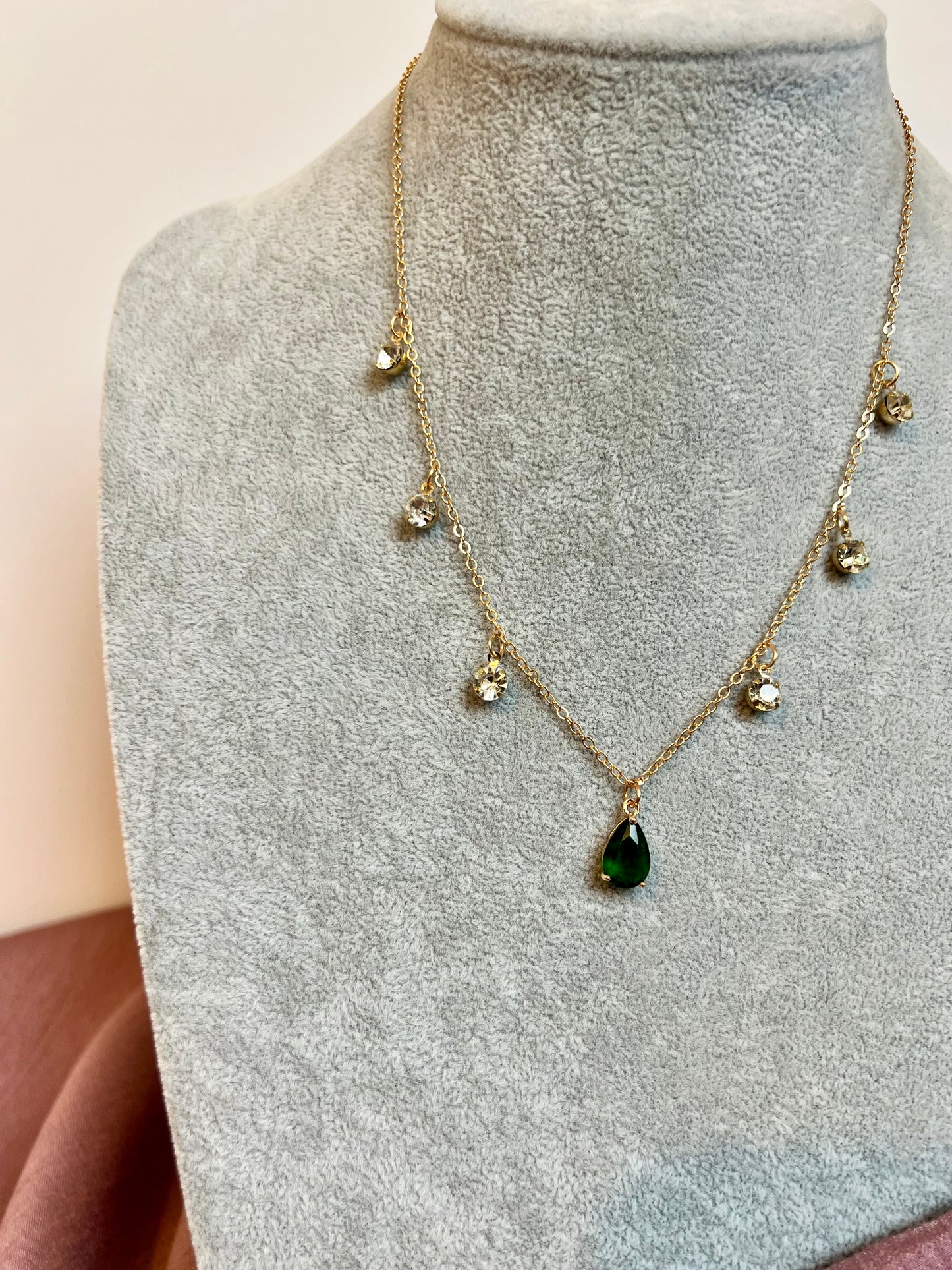 AVANI - simple gold chain with dangling stones in white and green N3225