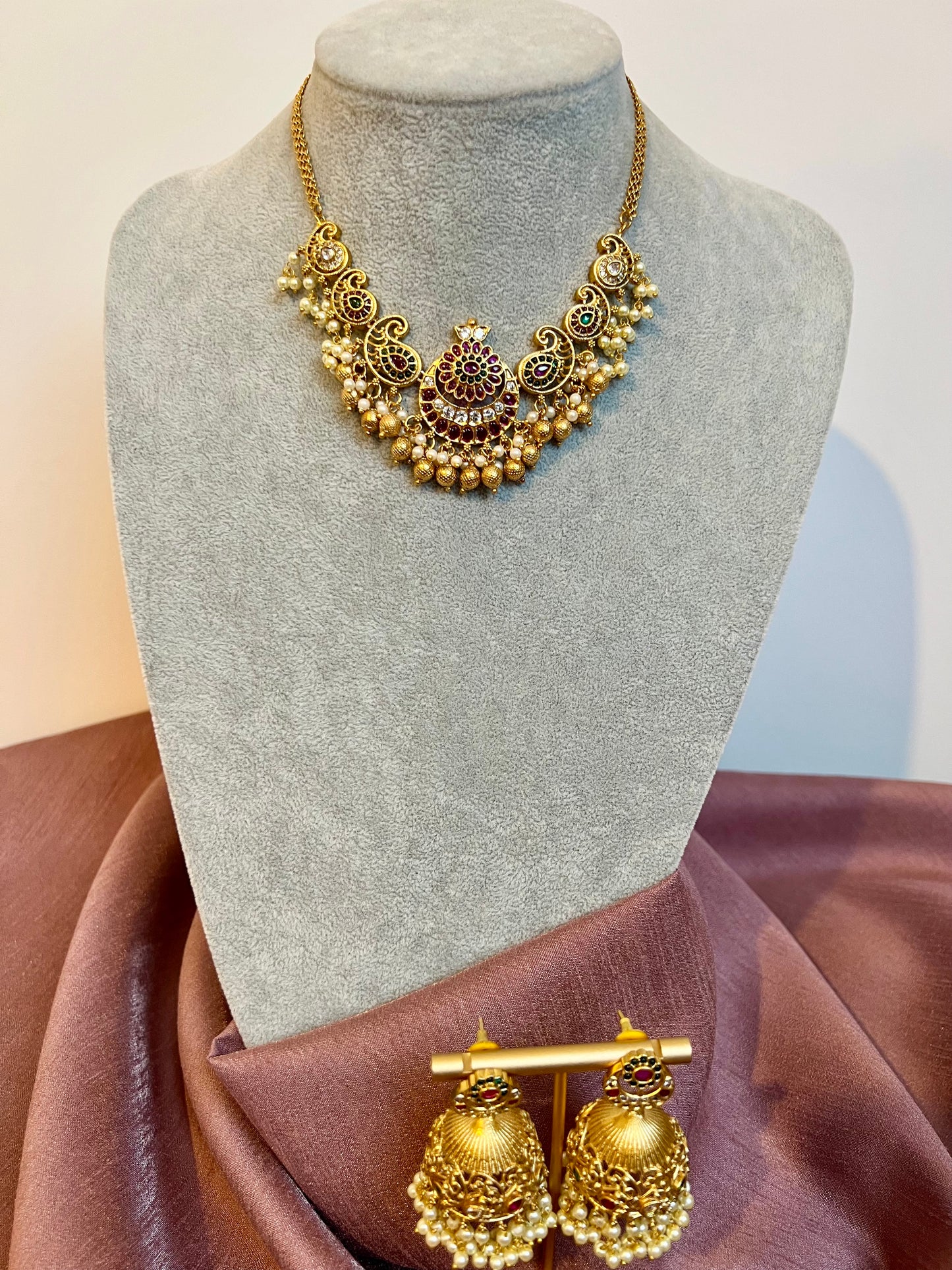 SANGEETHA - Short necklace in ruby and green stones and white pearls, jhumkas included N3184