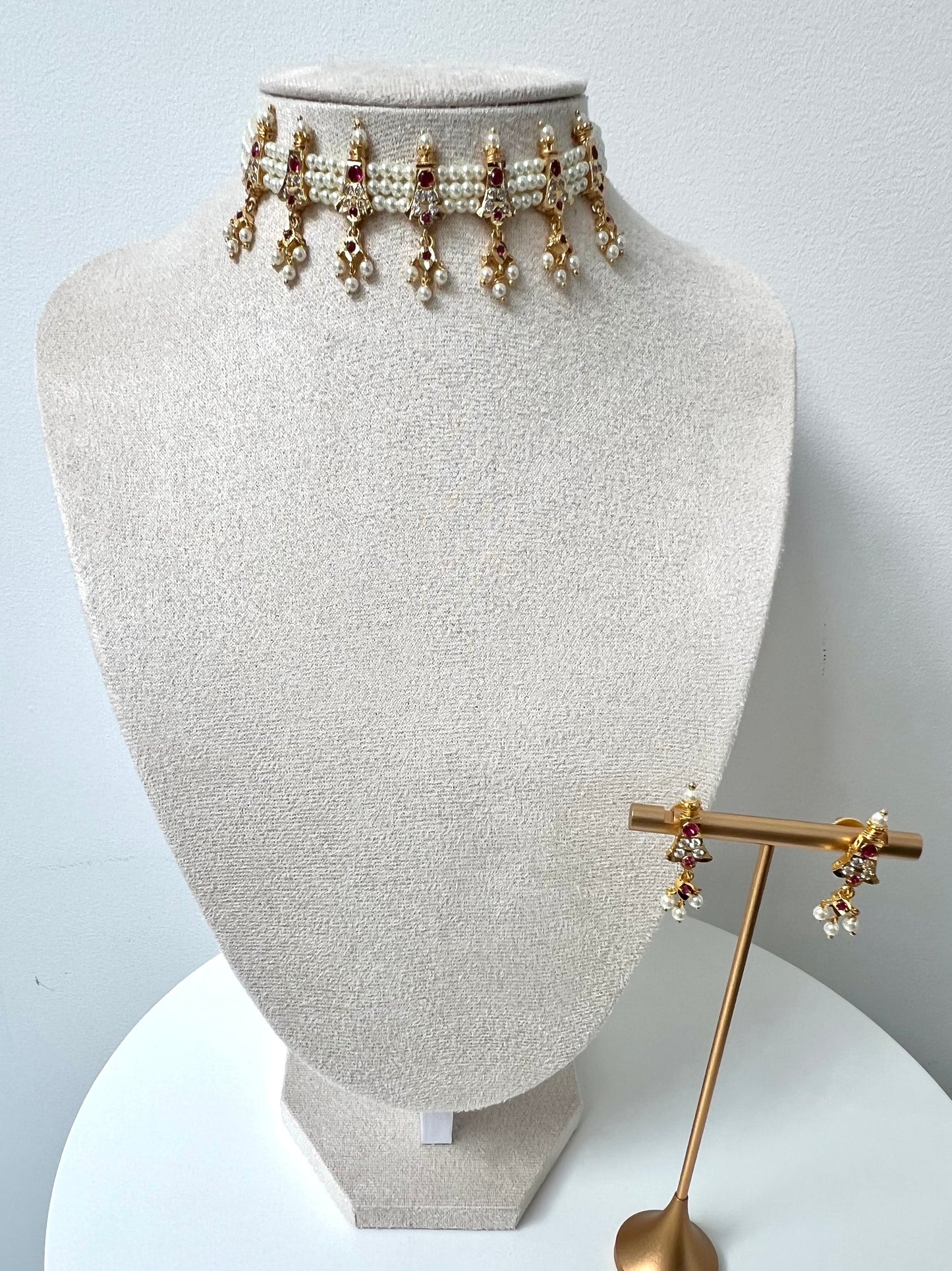 ARASI - Impon pearl choker in ruby and white with matching flat earrings N3304