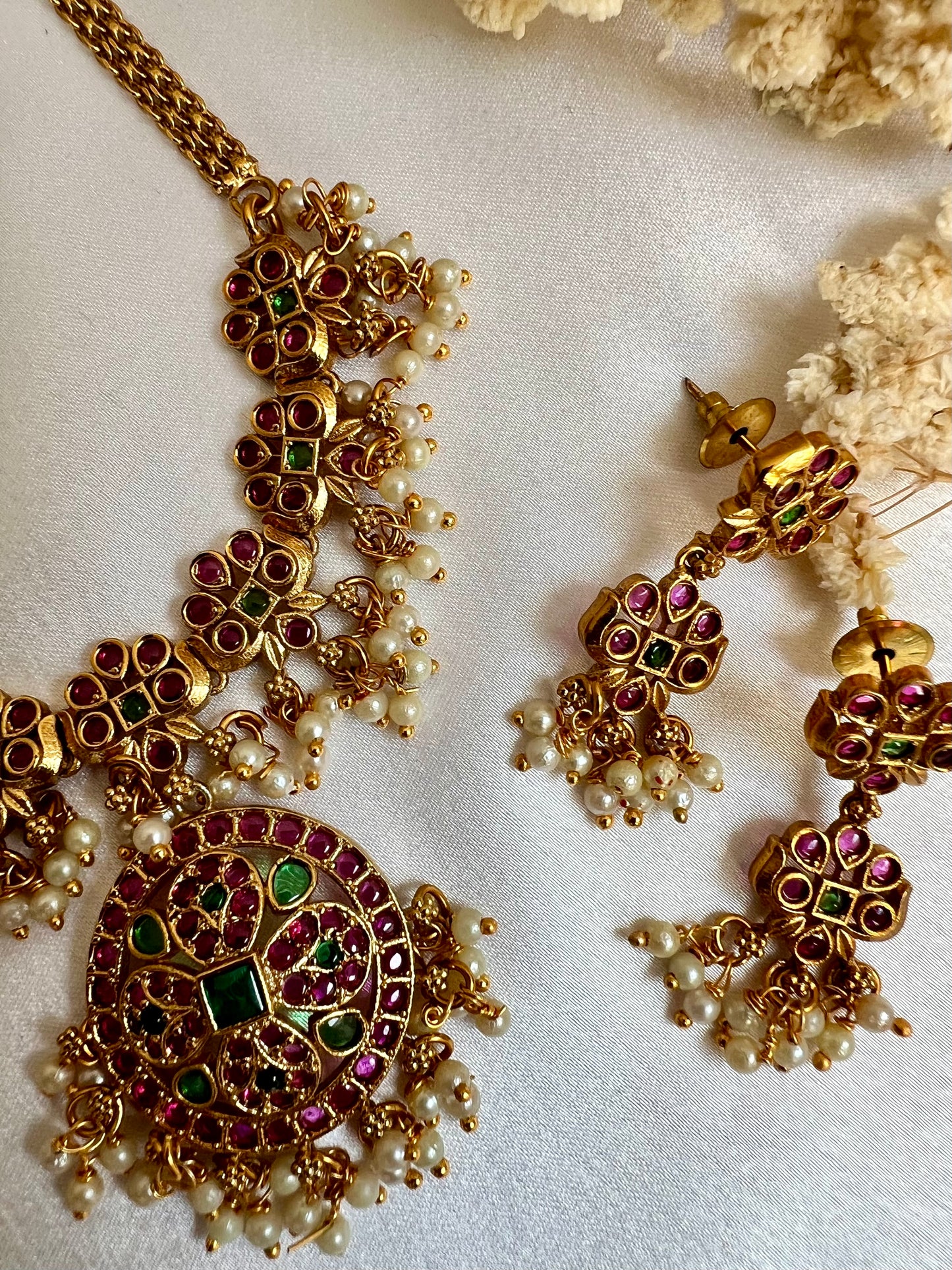 SNEHA - Short rubygreen pearl necklace set with matching earrings N3142