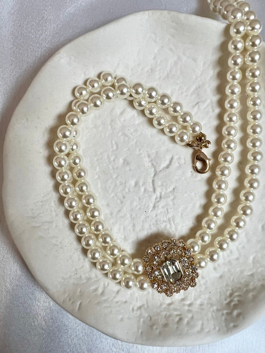 LALISA - short choker pearl necklace with white stones N3216